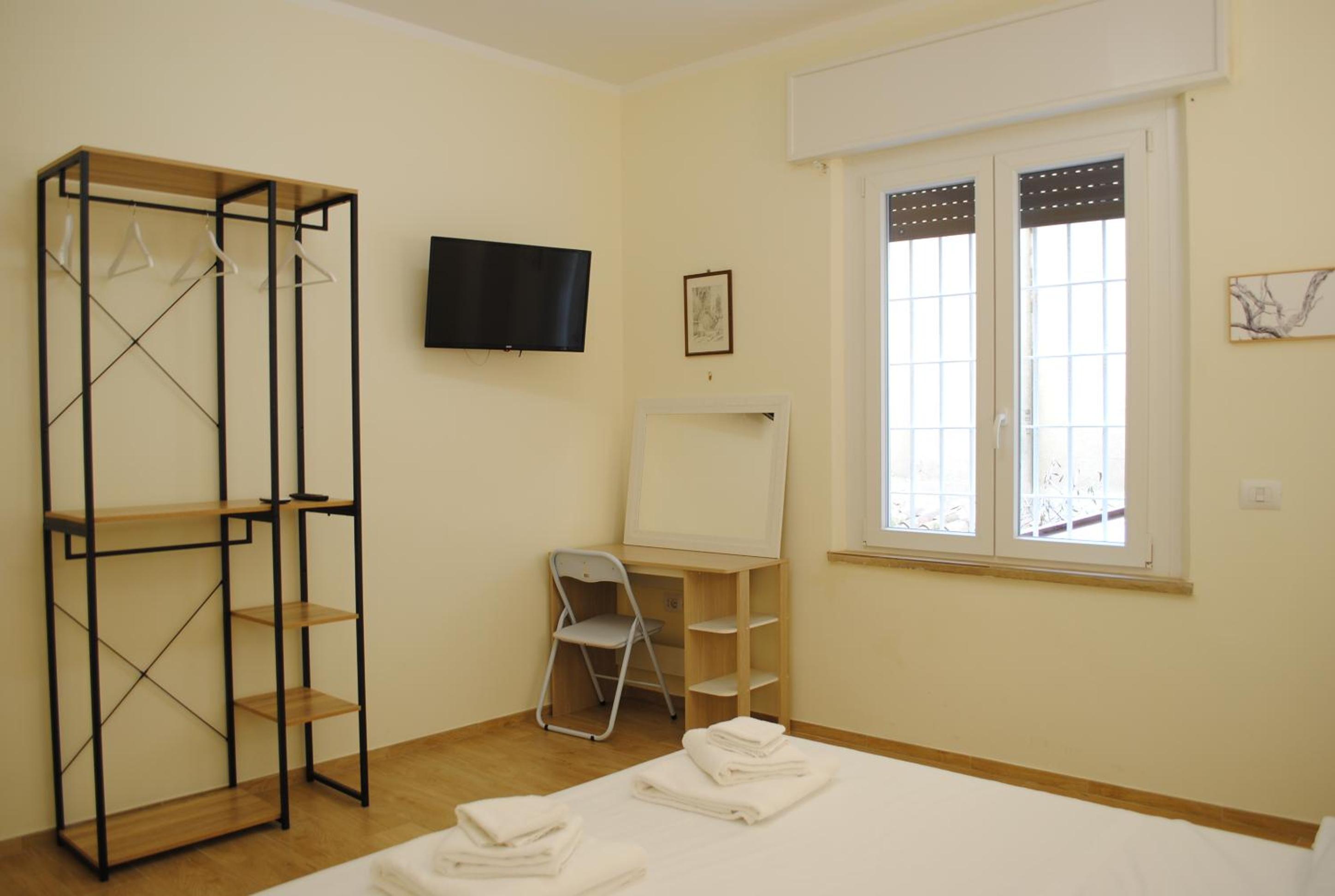 Standard Double Room - Photo 9