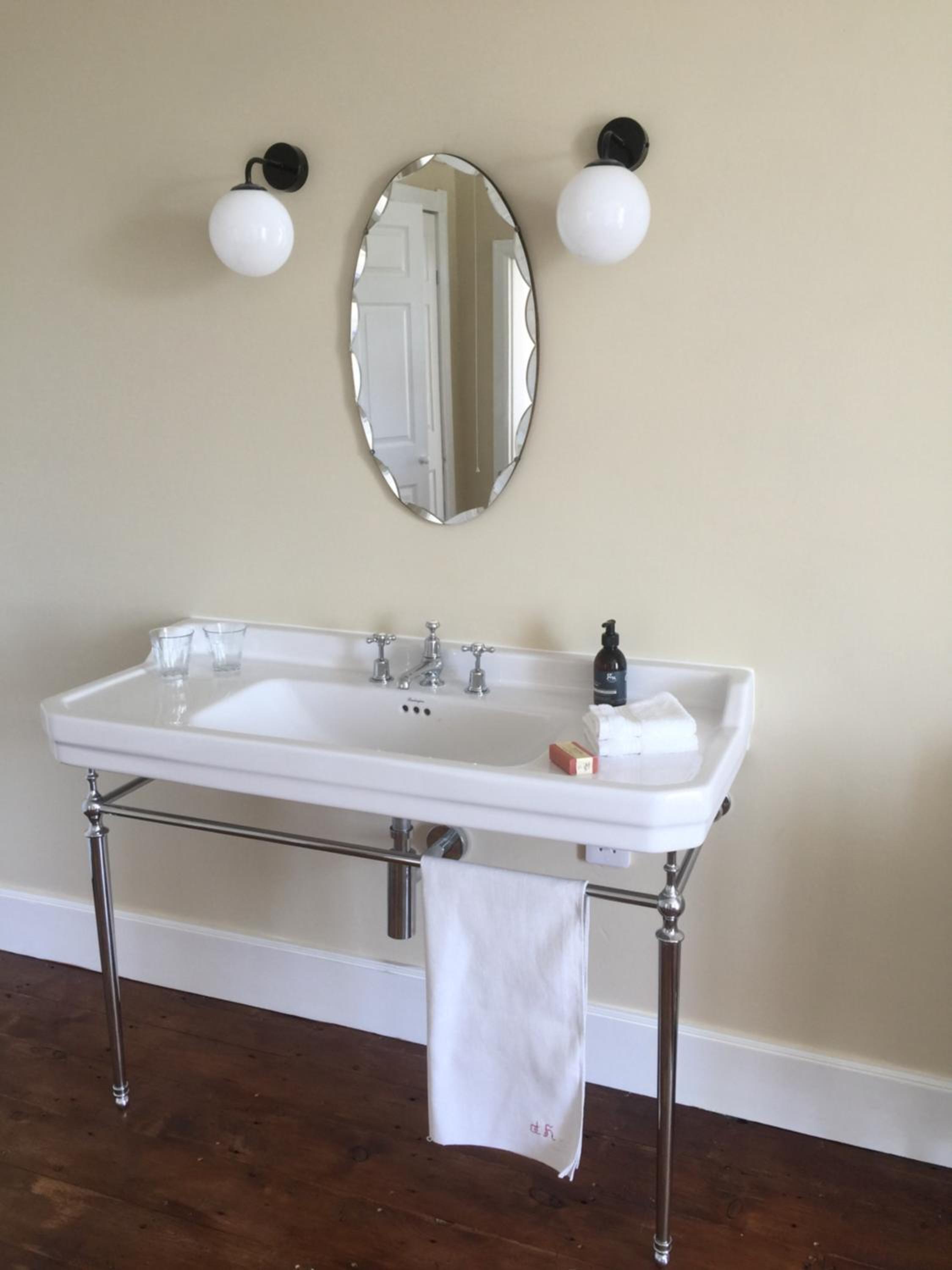 Deluxe Double Room with Bath - Photo 5
