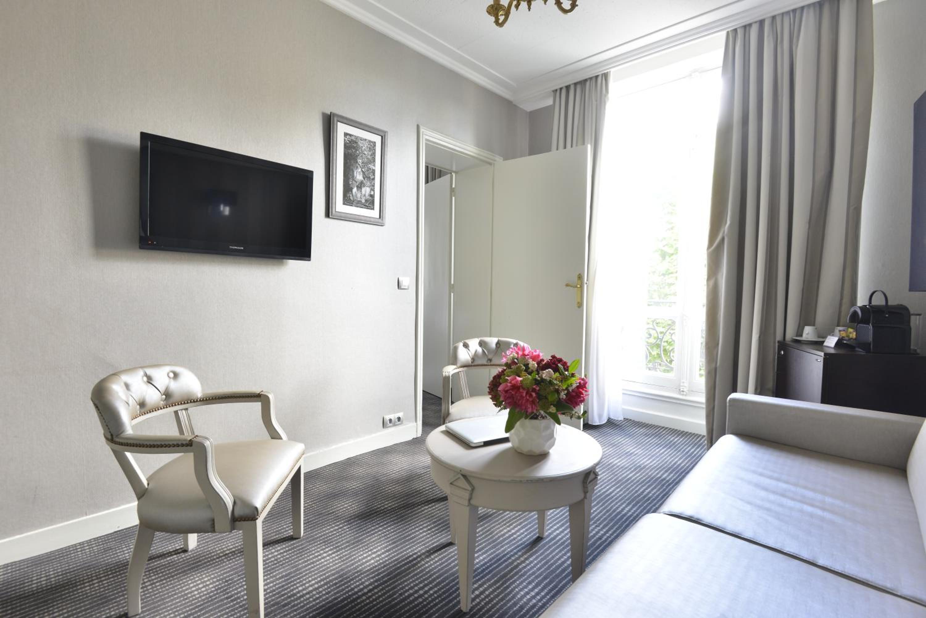 Suite - Photo 3