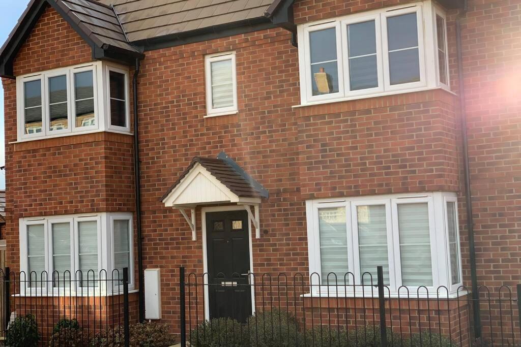 Three-Bedroom House photo 2