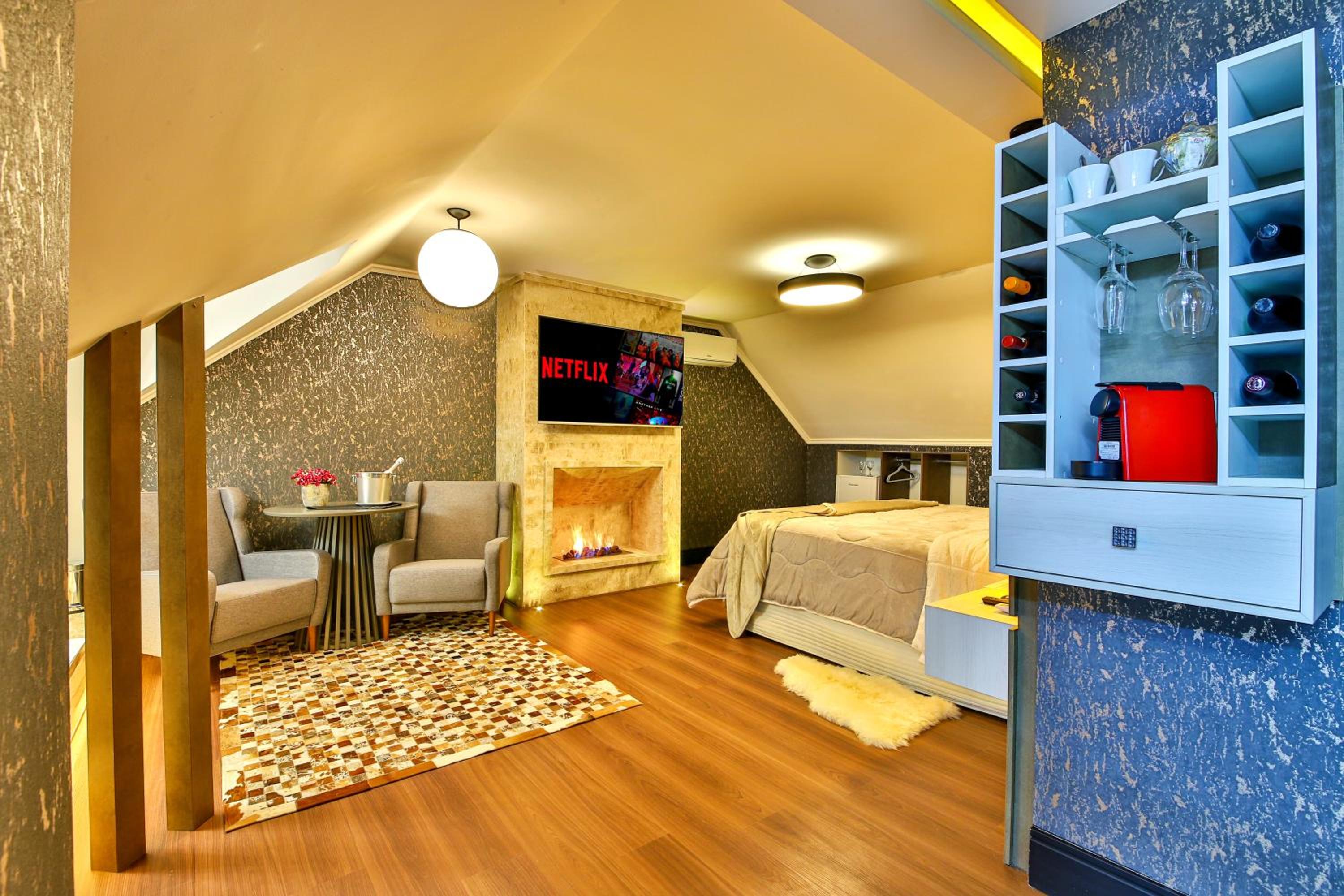 Superior King Suite photo 2