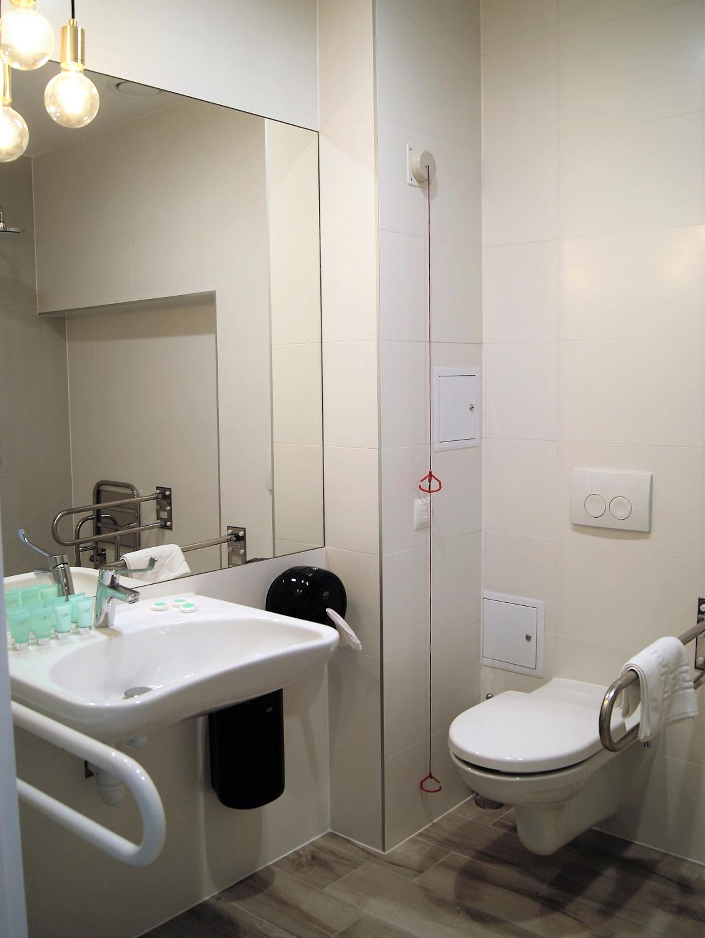 Double Room - Disability Access photo 2