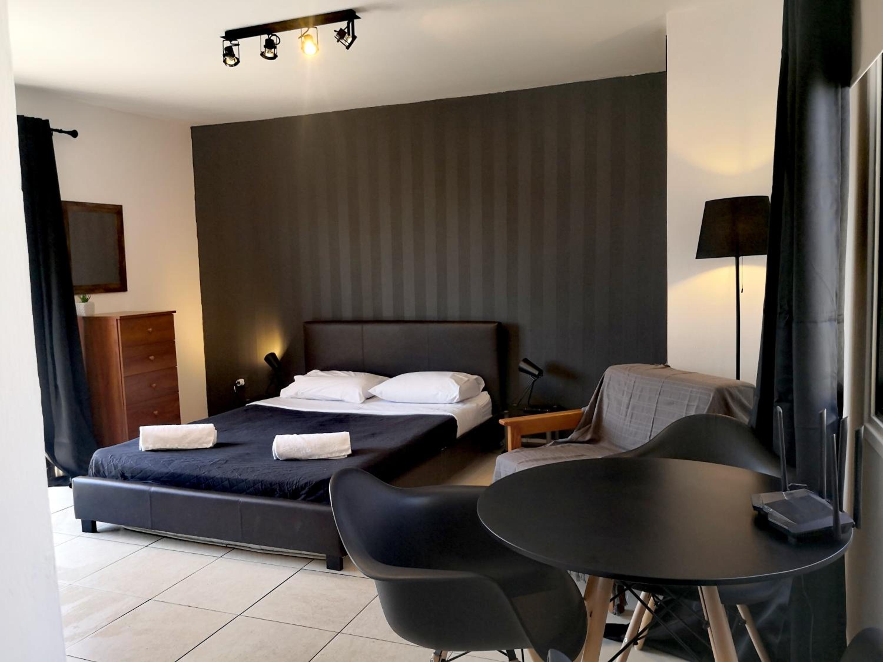 Studio Apartment - Photo 1