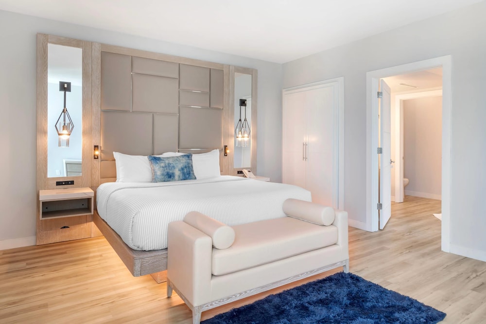 Suite, 1 King Bed, Non Smoking photo 1