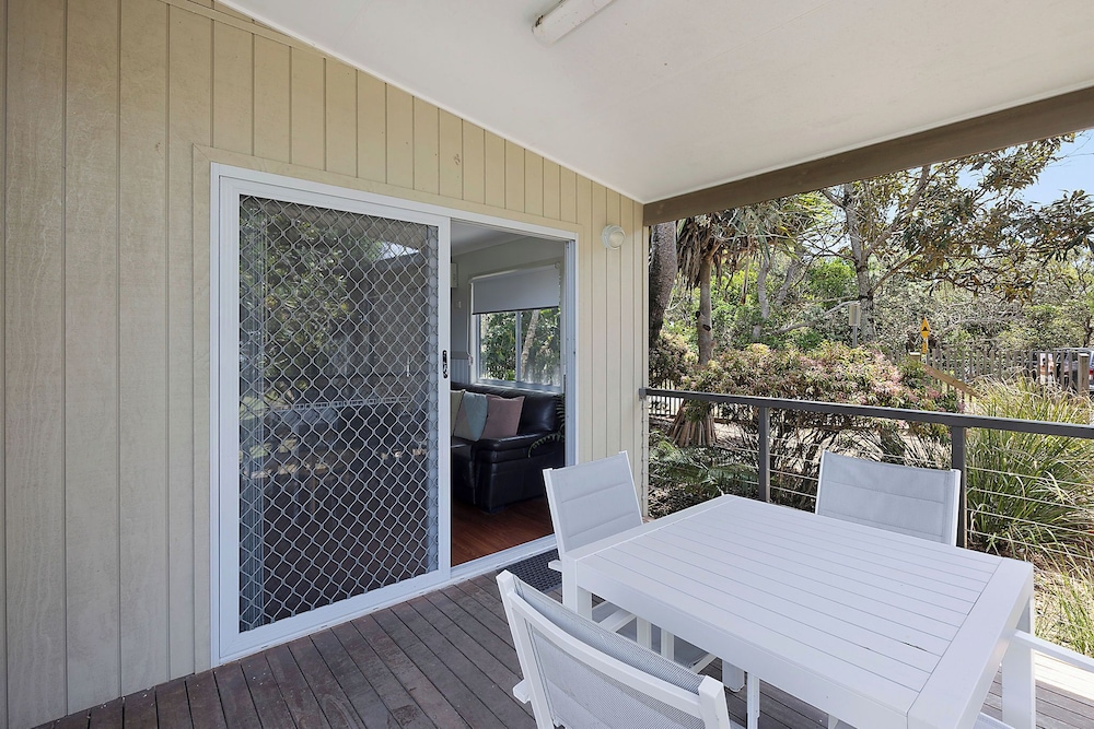 Deluxe Cabin - Sleeps 4 - Dog Friendly photo 2
