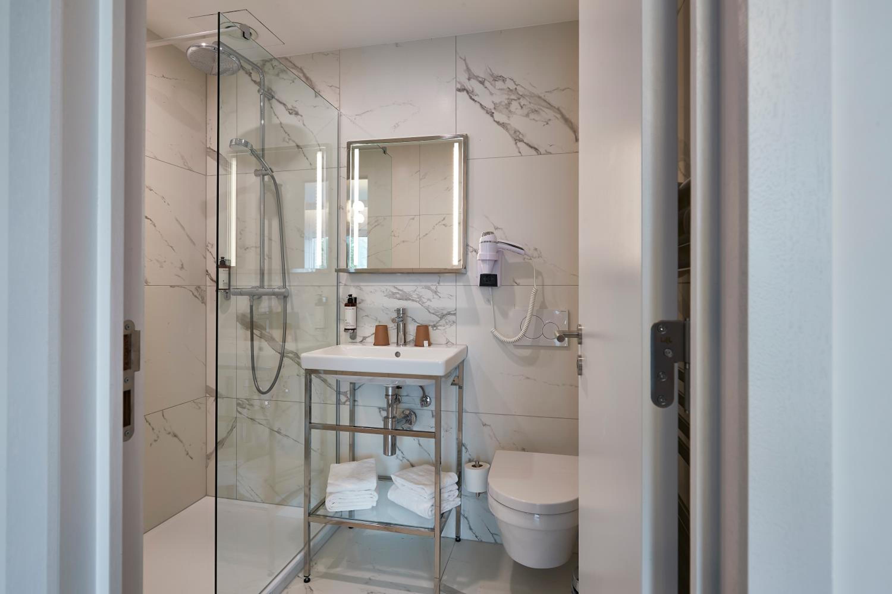 Standard Double or Twin Room photo 3