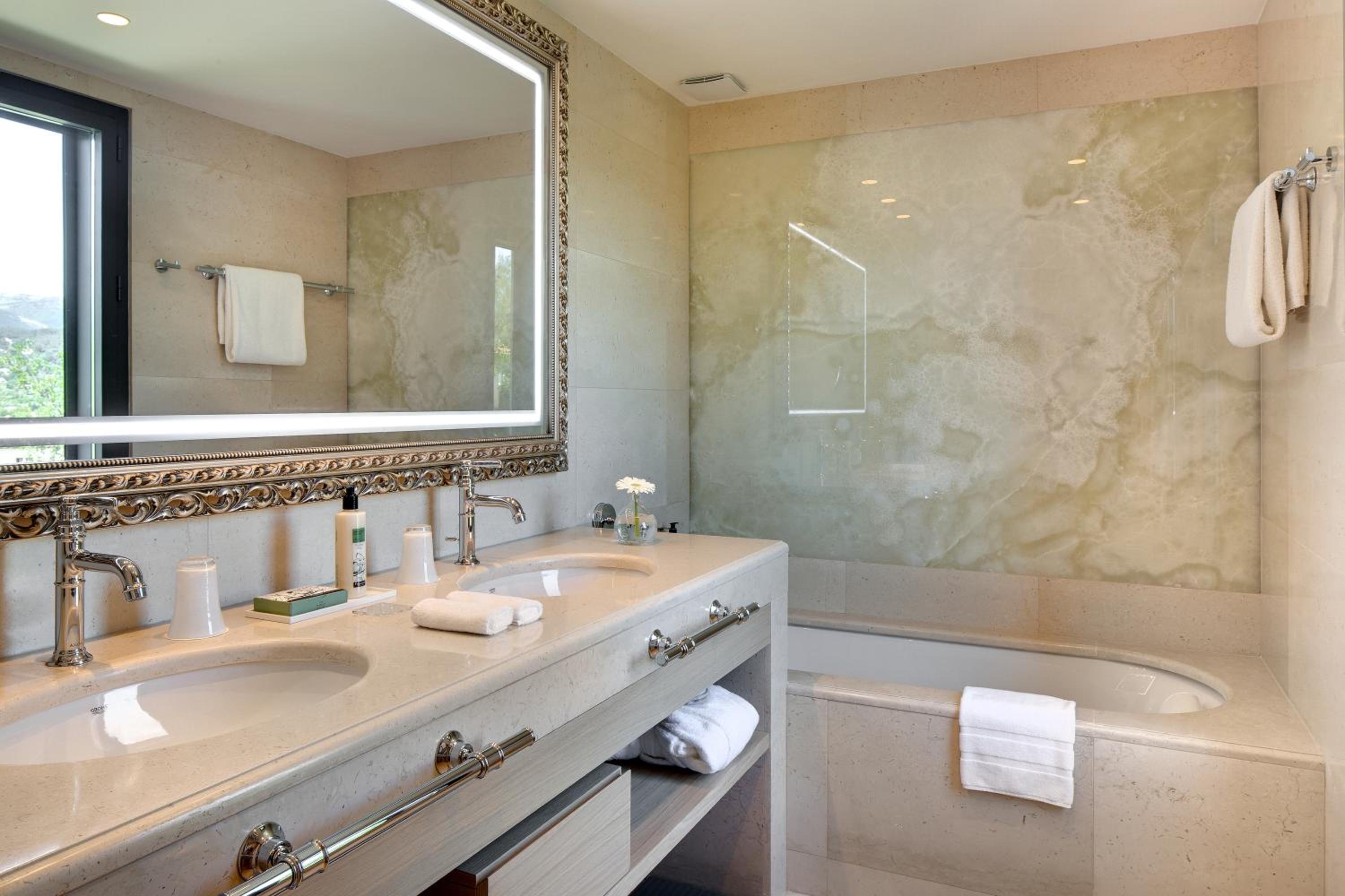Prestige Deluxe Room - Photo 4