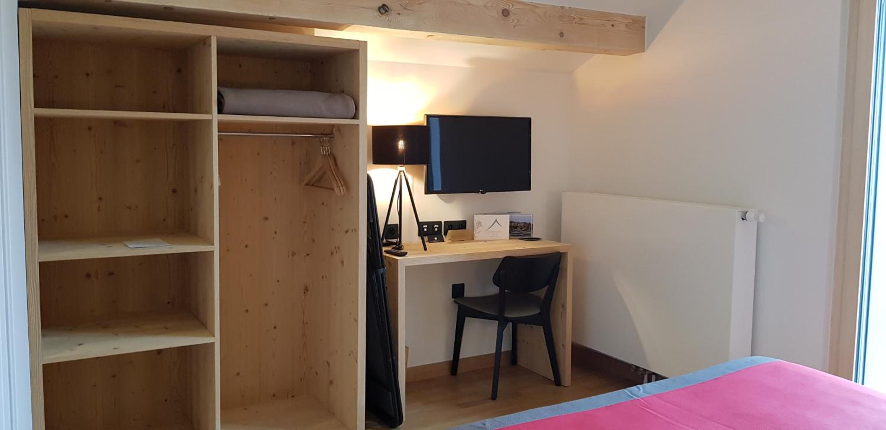 Double Room with Balcony - Photo 3