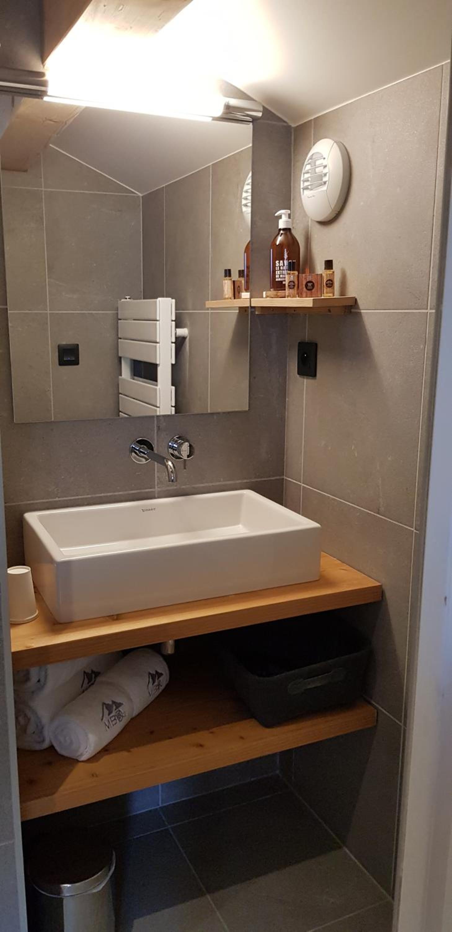 Deluxe Double Room with Balcony - Photo 8