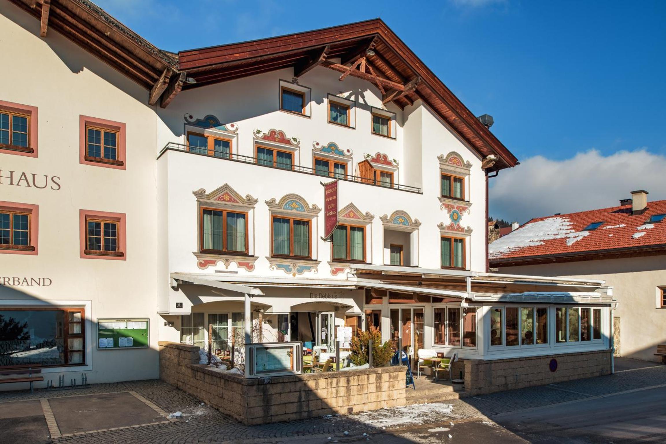 Four-Bedroom Apartment with Balcony  photo 3