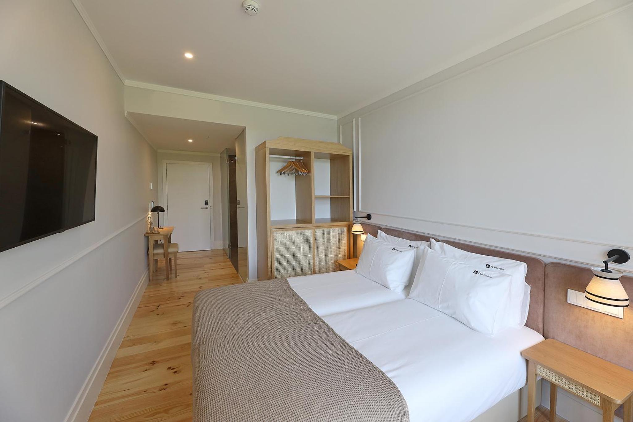 Premium Twin Room - Photo 3