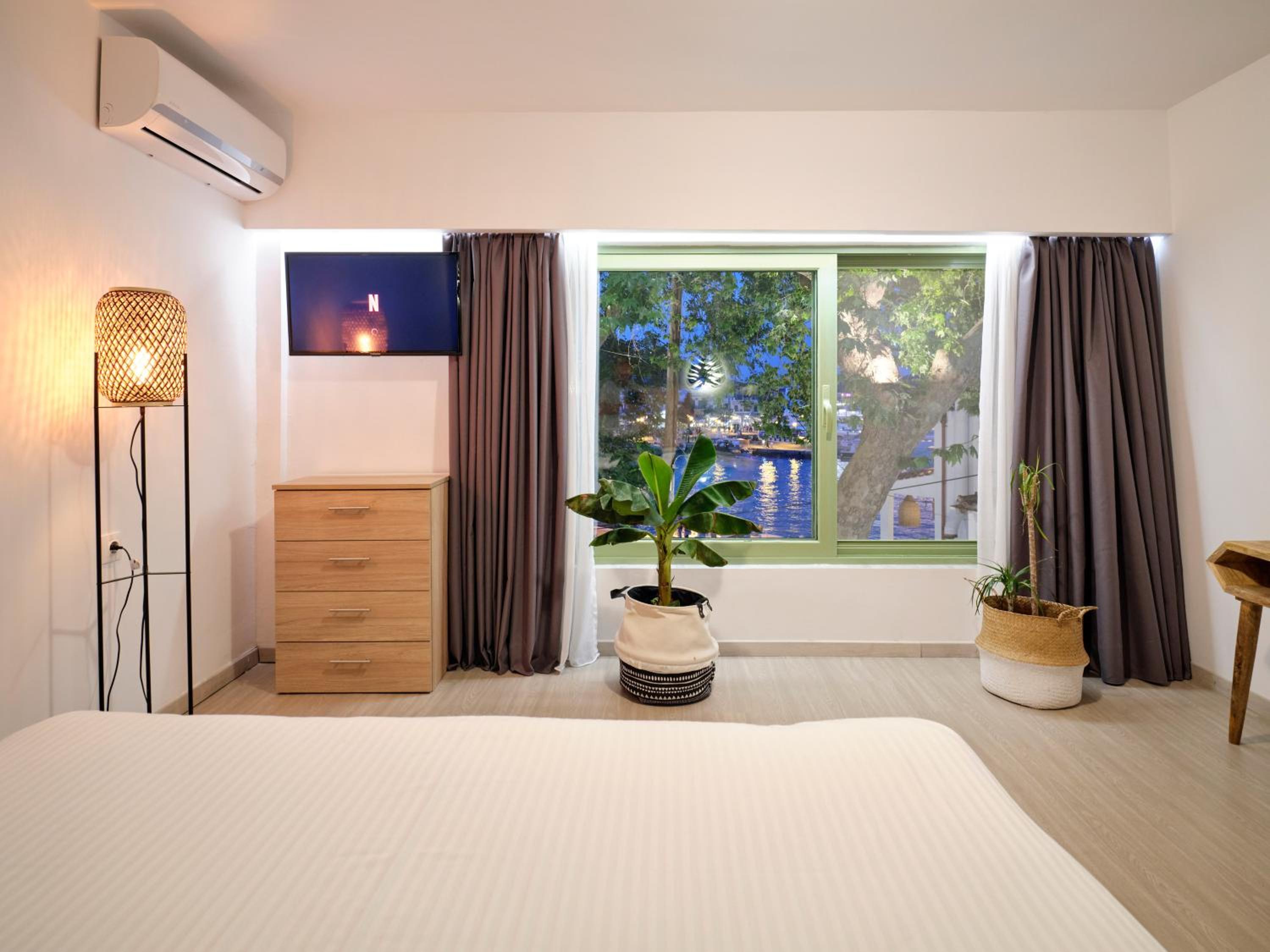 One Bedroom Suite with Sea View - Photo 4