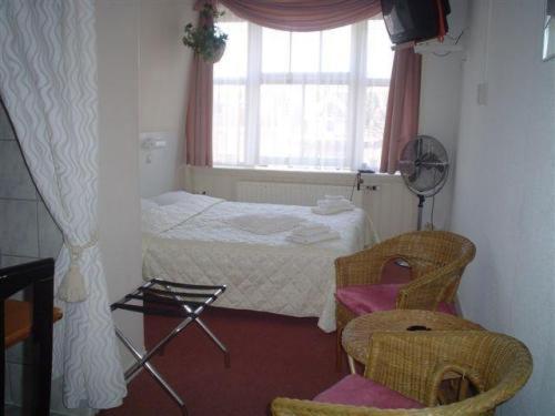 Single or Double Room with Shared Bathroom photo 1