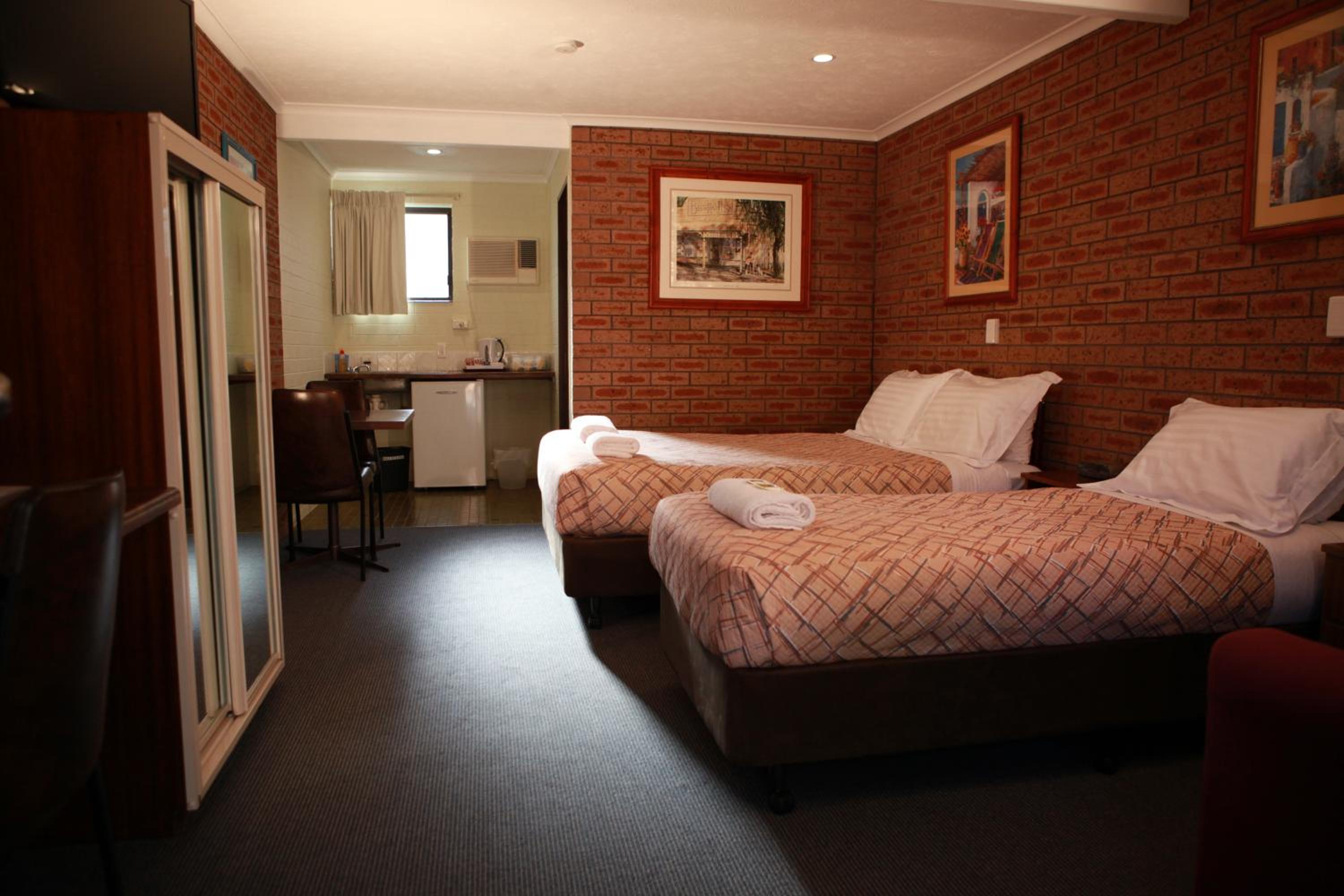 One-Bedroom Family Suite photo 1