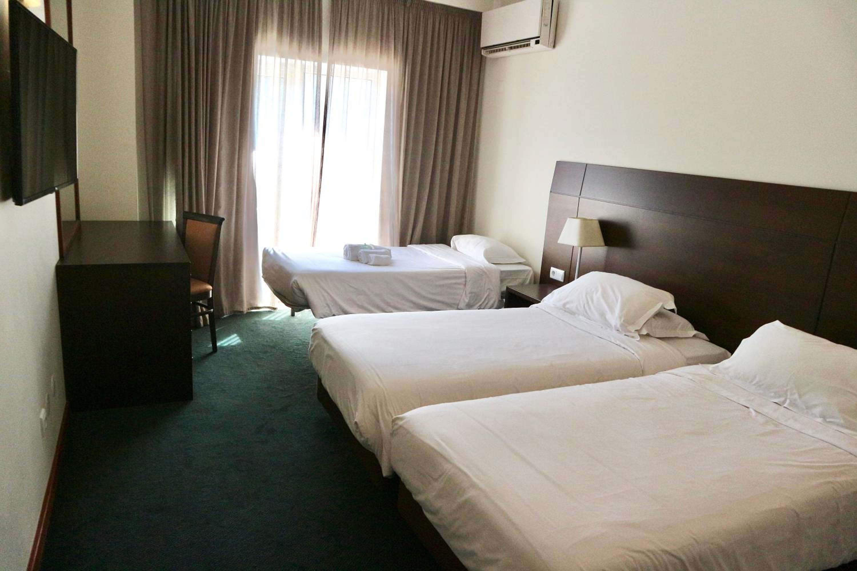 Twin Room with Pool View - Photo 1
