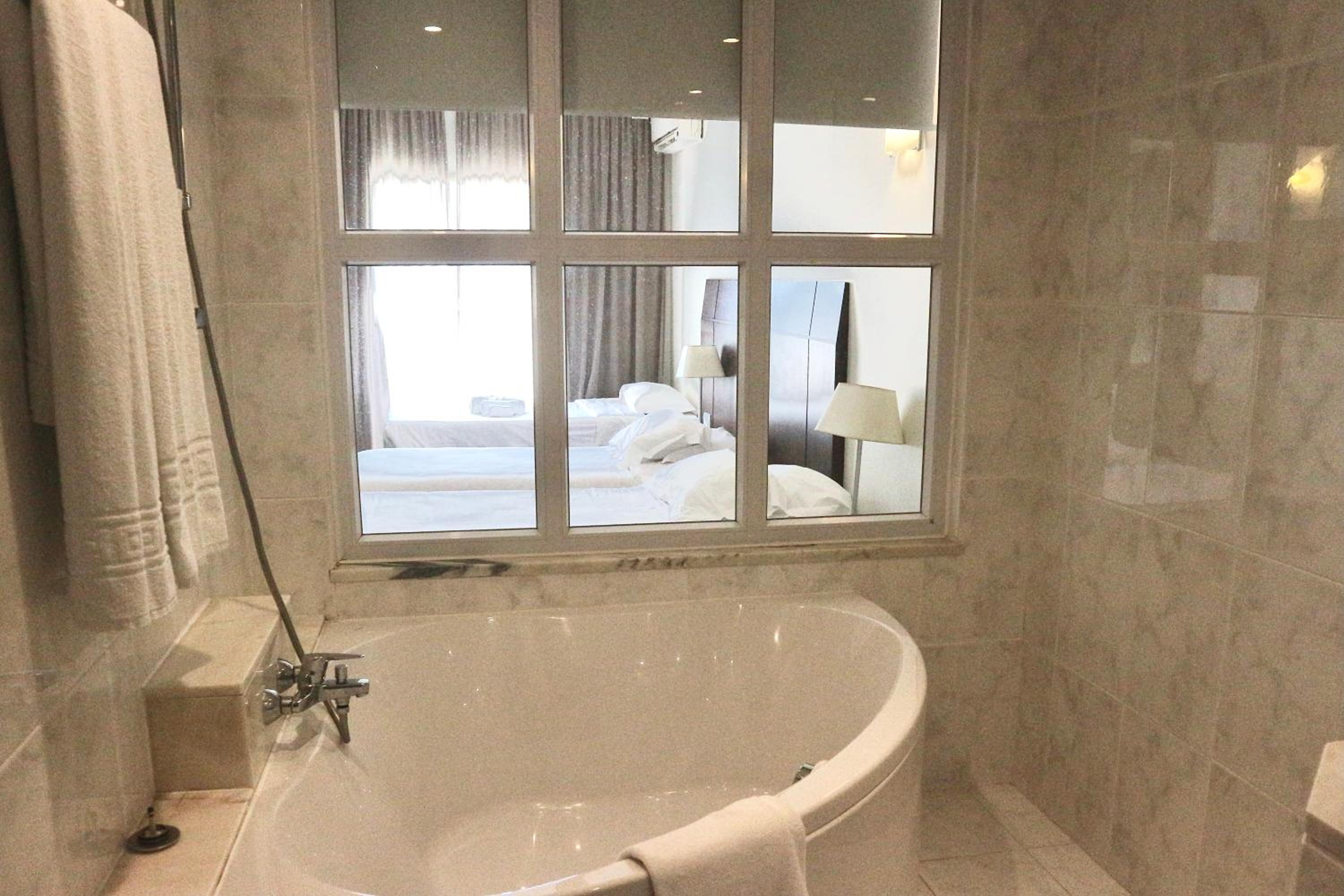 Twin Room with Pool View - Photo 6
