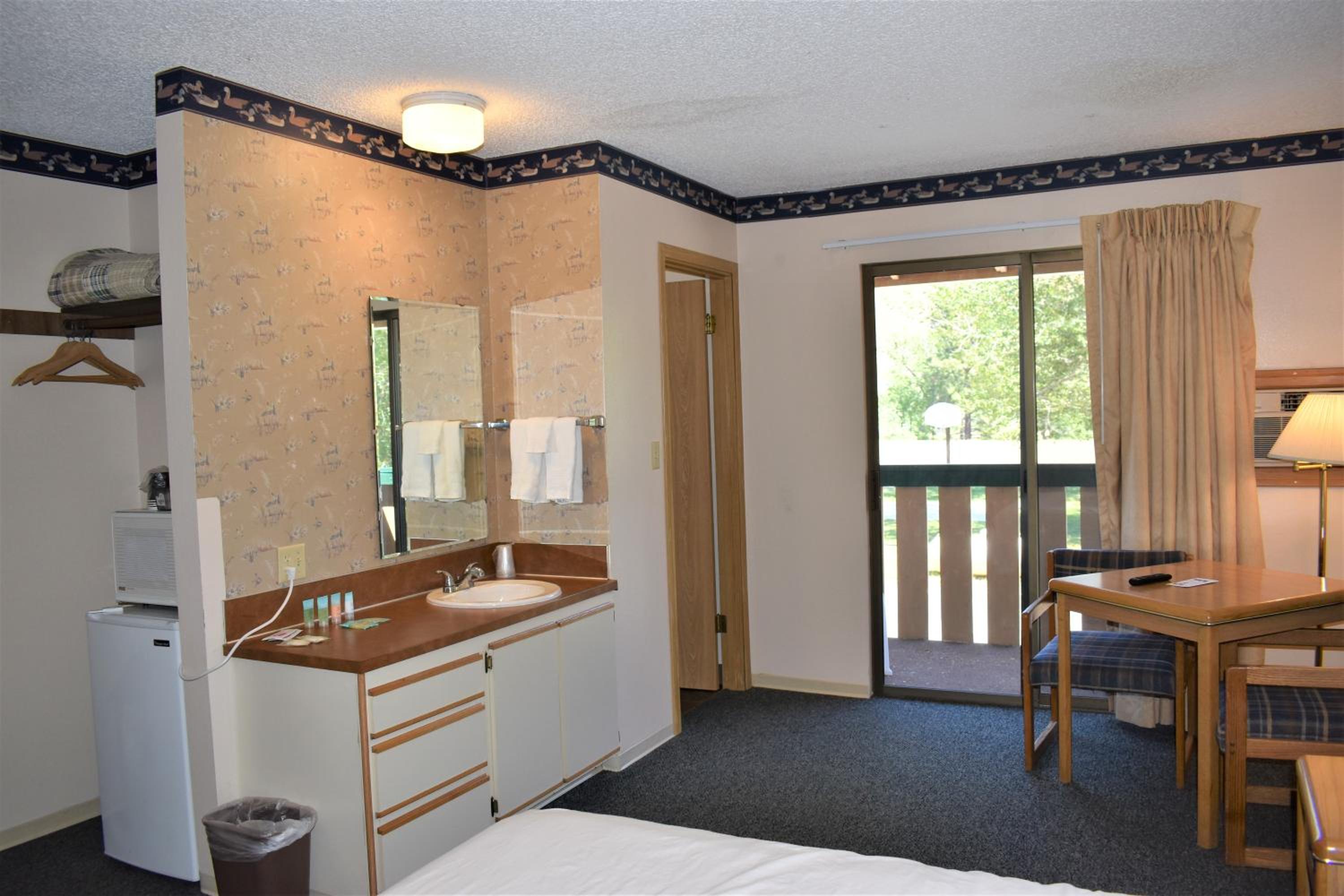 Queen Room photo 2