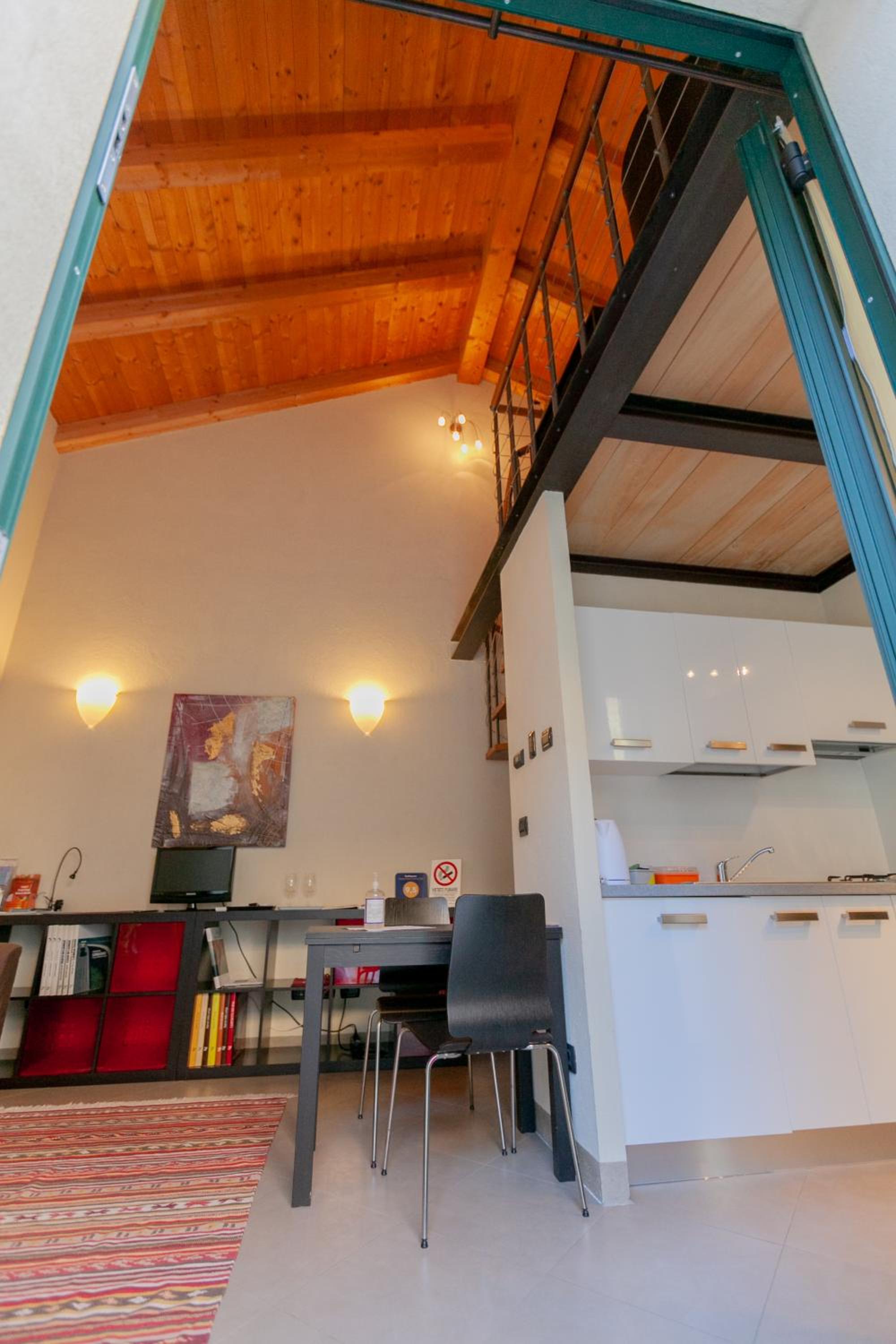 Studio - Split Level - Photo 18