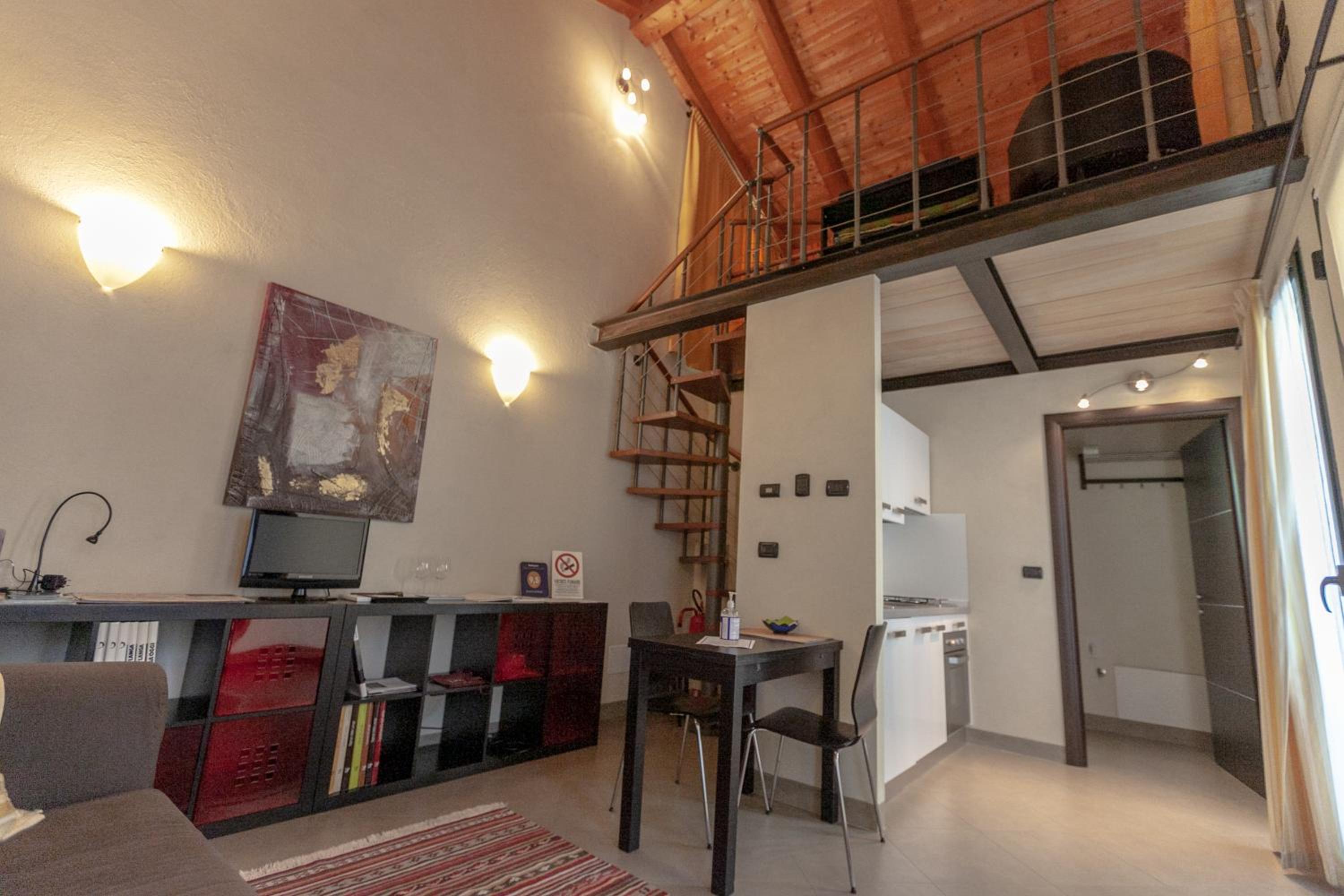 Studio - Split Level - Photo 1