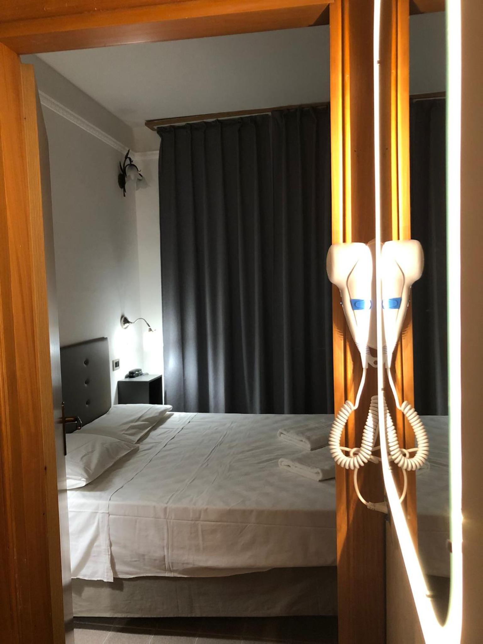 Double or Twin Room - Photo 2