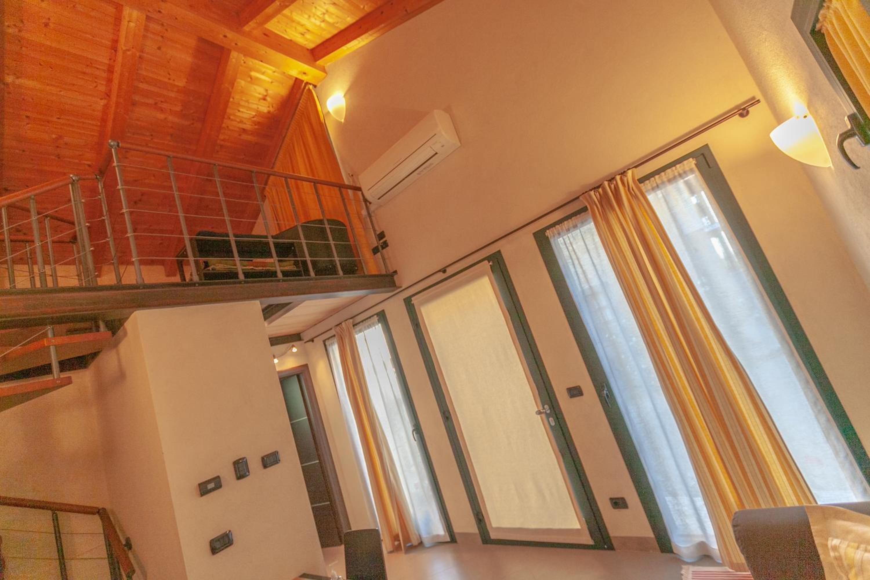 Studio - Split Level - Photo 8