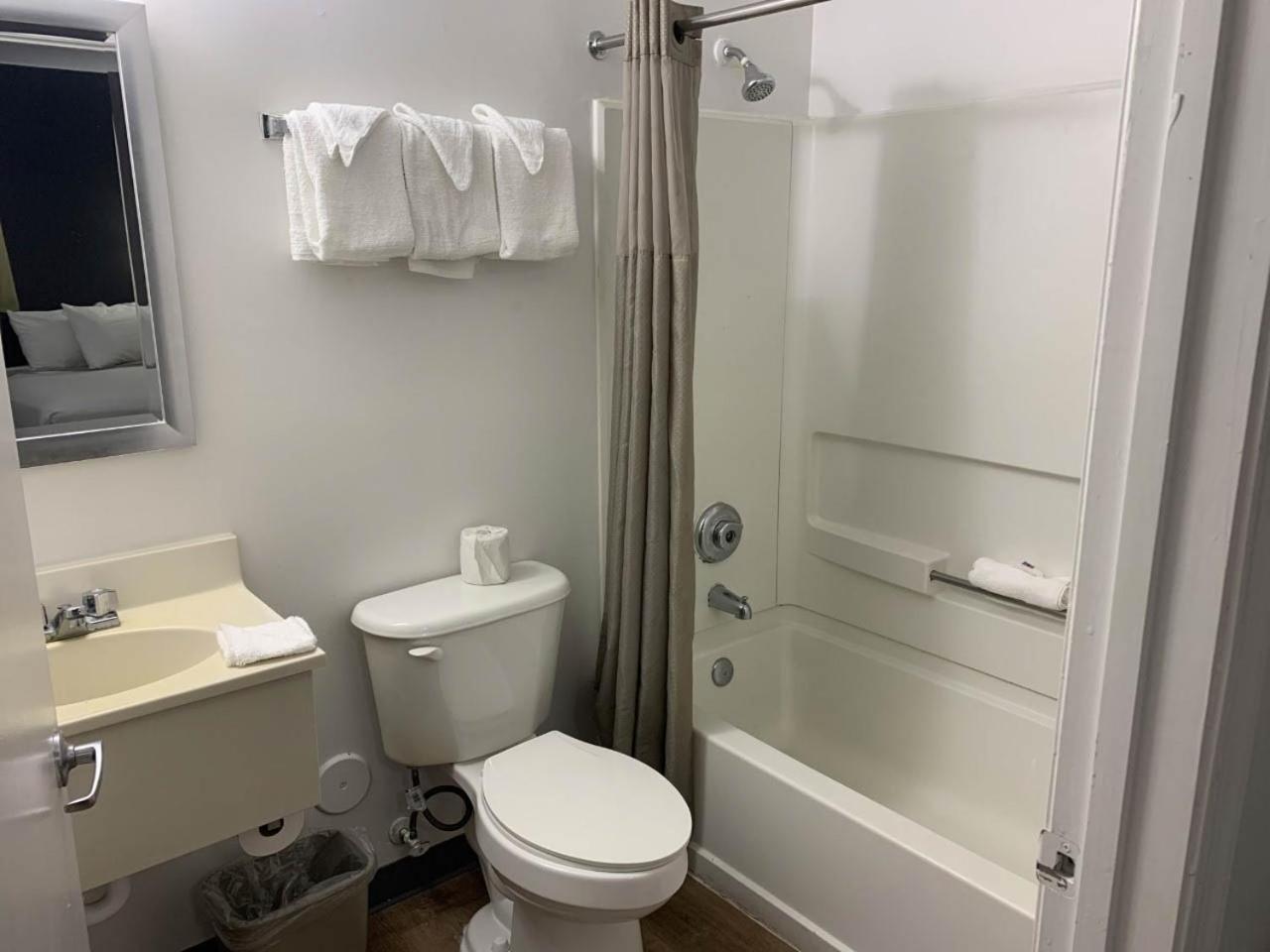 Deluxe Queen Room - Non-Smoking - Photo 2