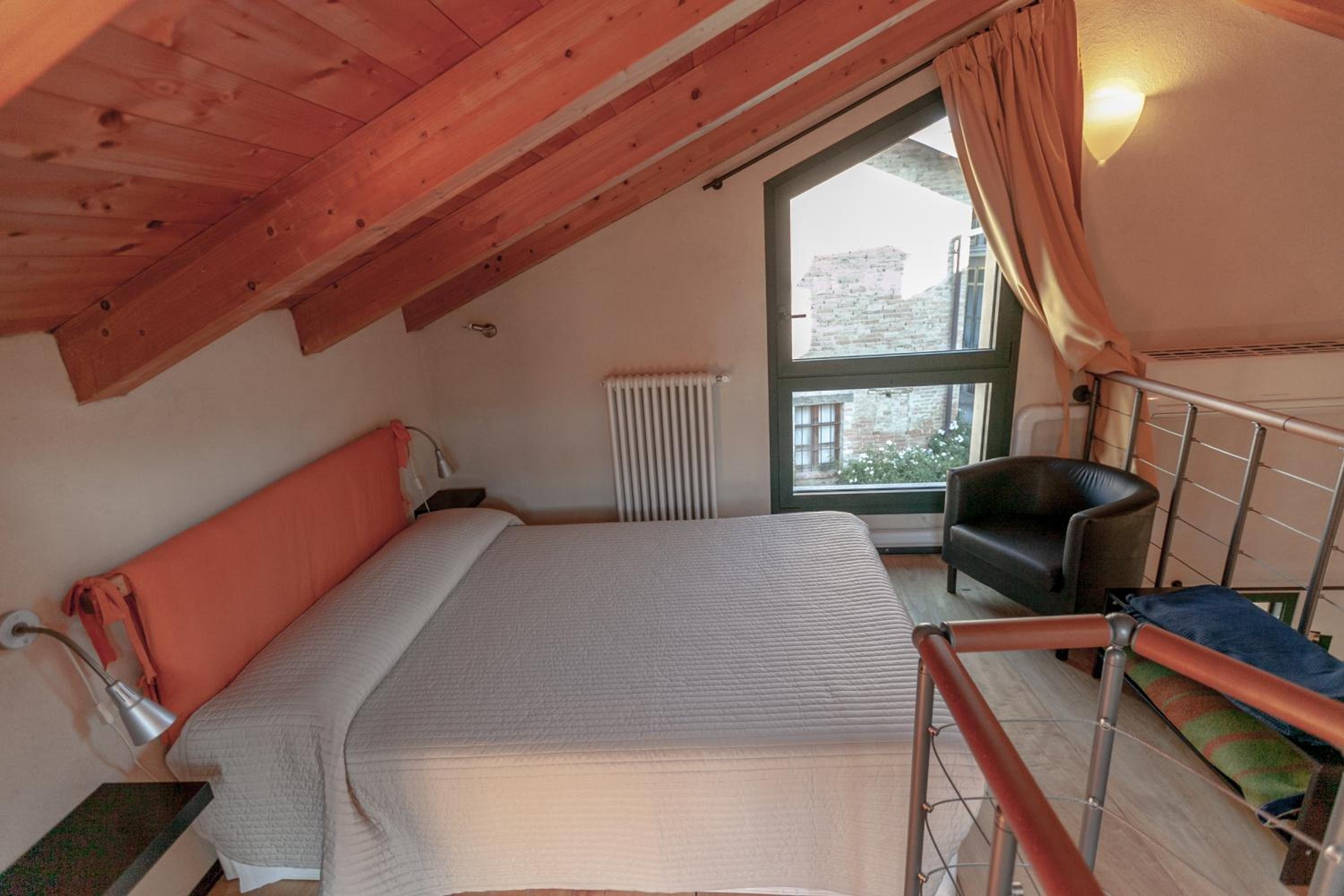 Studio - Split Level - Photo 9
