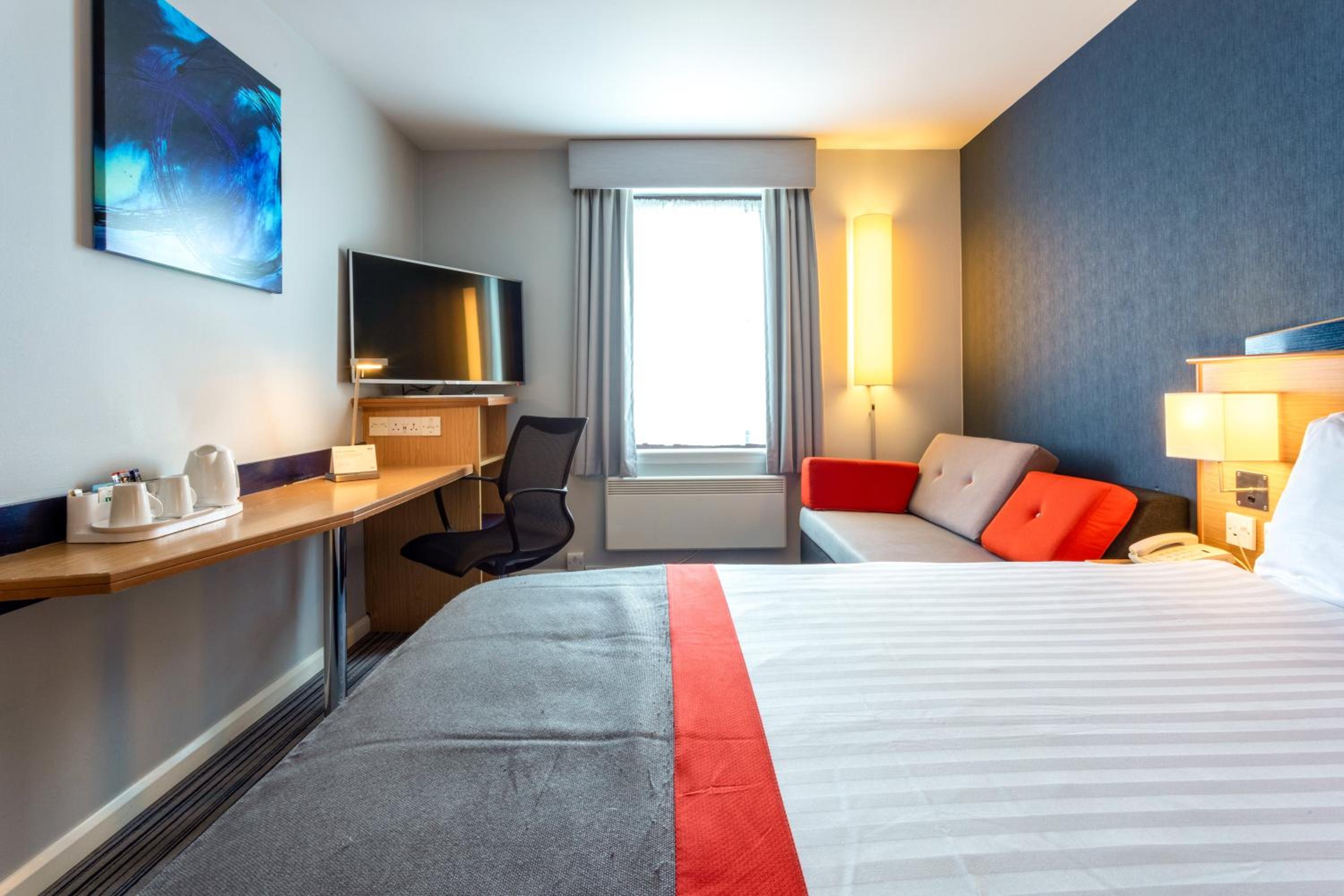 Standard Double Room with Sofa Bed and Free Hot Breakfast - Photo 8