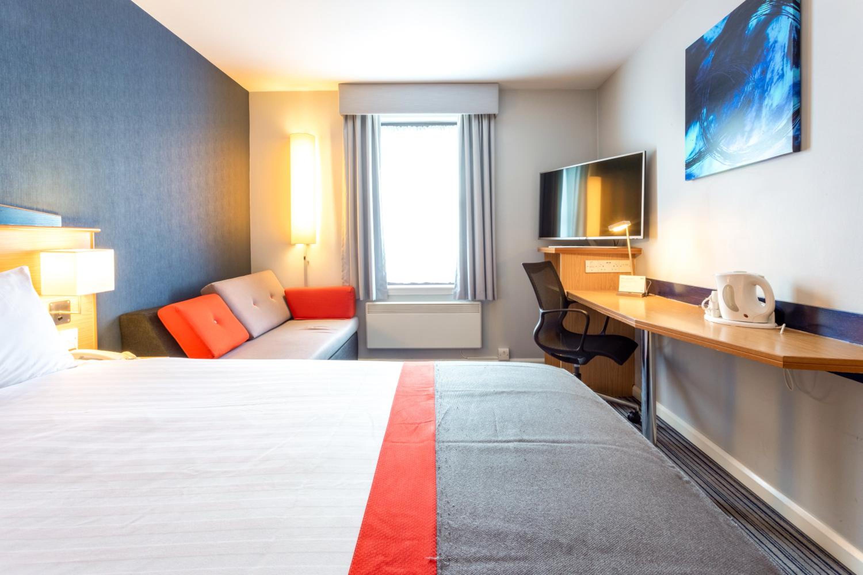 Standard Double Room with Sofa Bed and Free Hot Breakfast - Photo 4