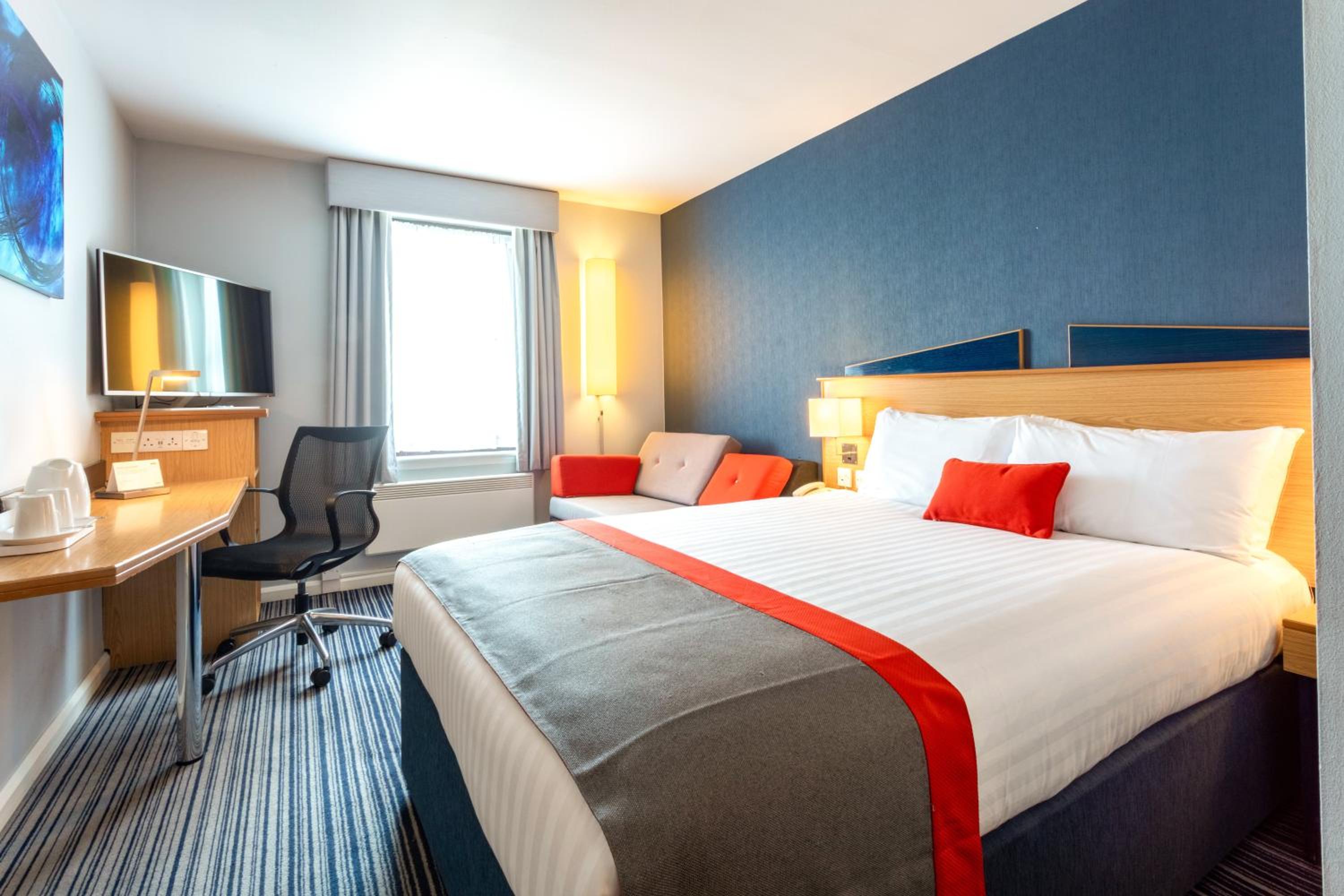 Standard Double Room with Sofa Bed and Free Hot Breakfast - Photo 5