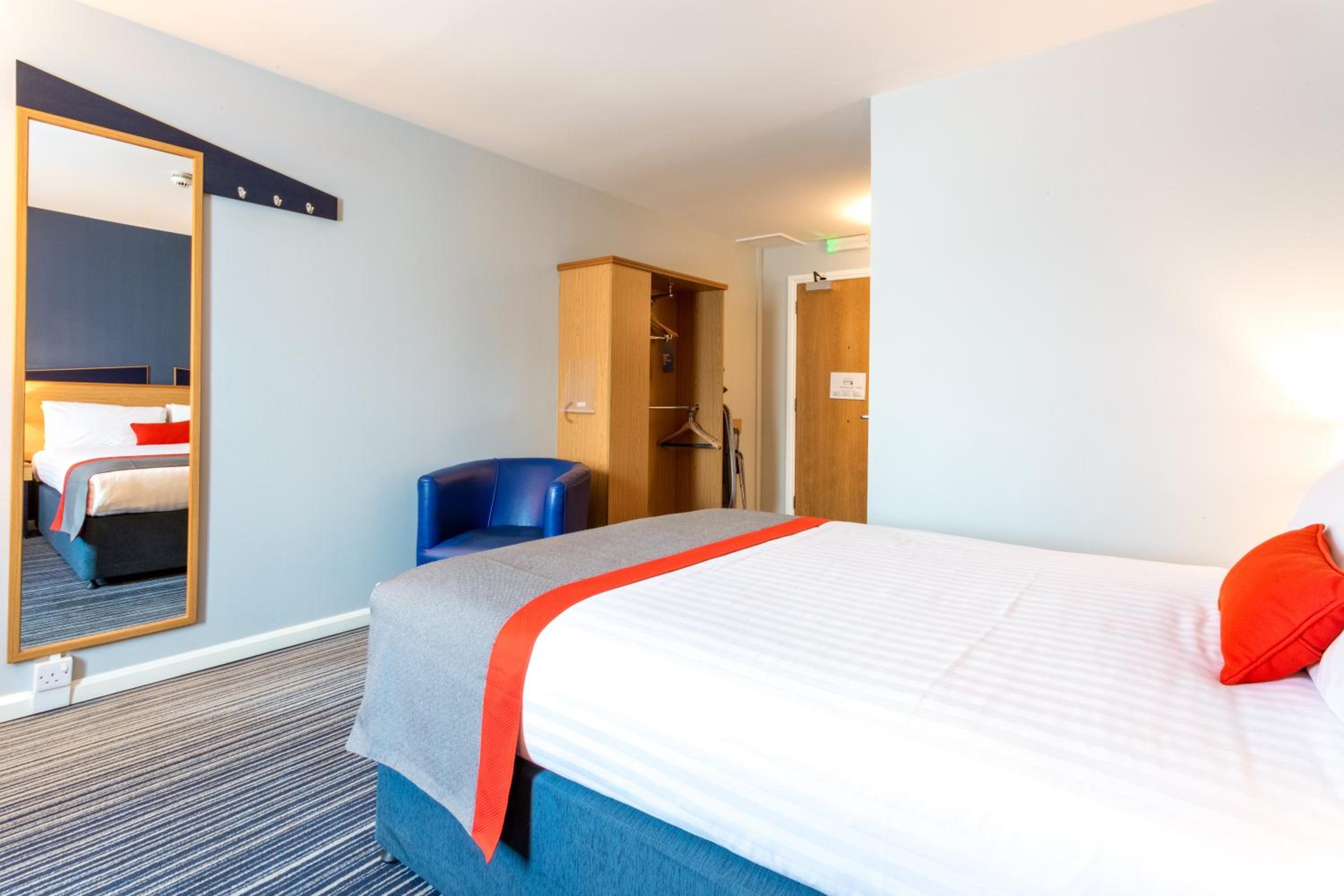 Standard Double Room with Free Hot Breakfast - Accessible - Photo 4