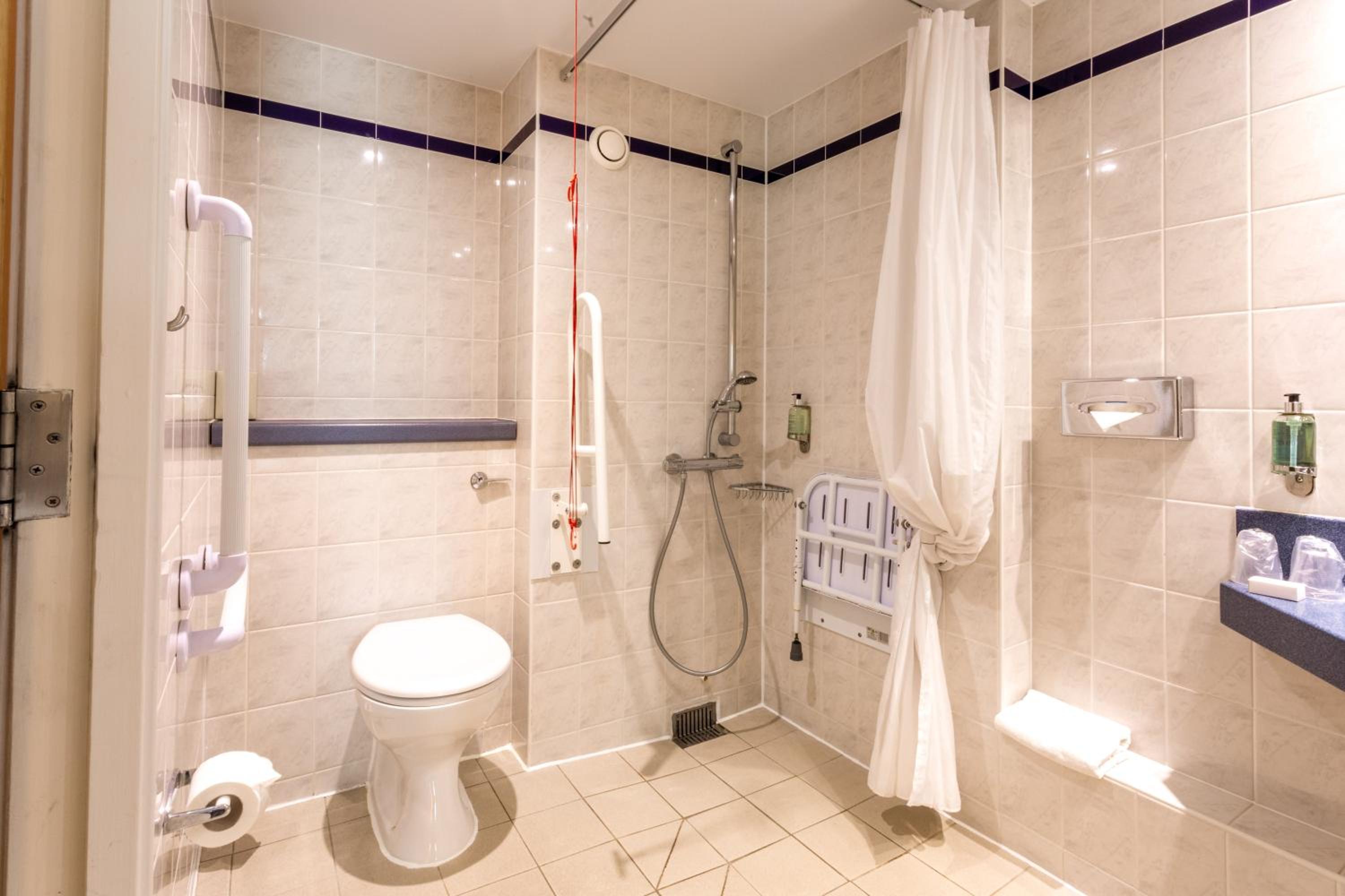 Standard Double Room with Free Hot Breakfast - Accessible - Photo 7