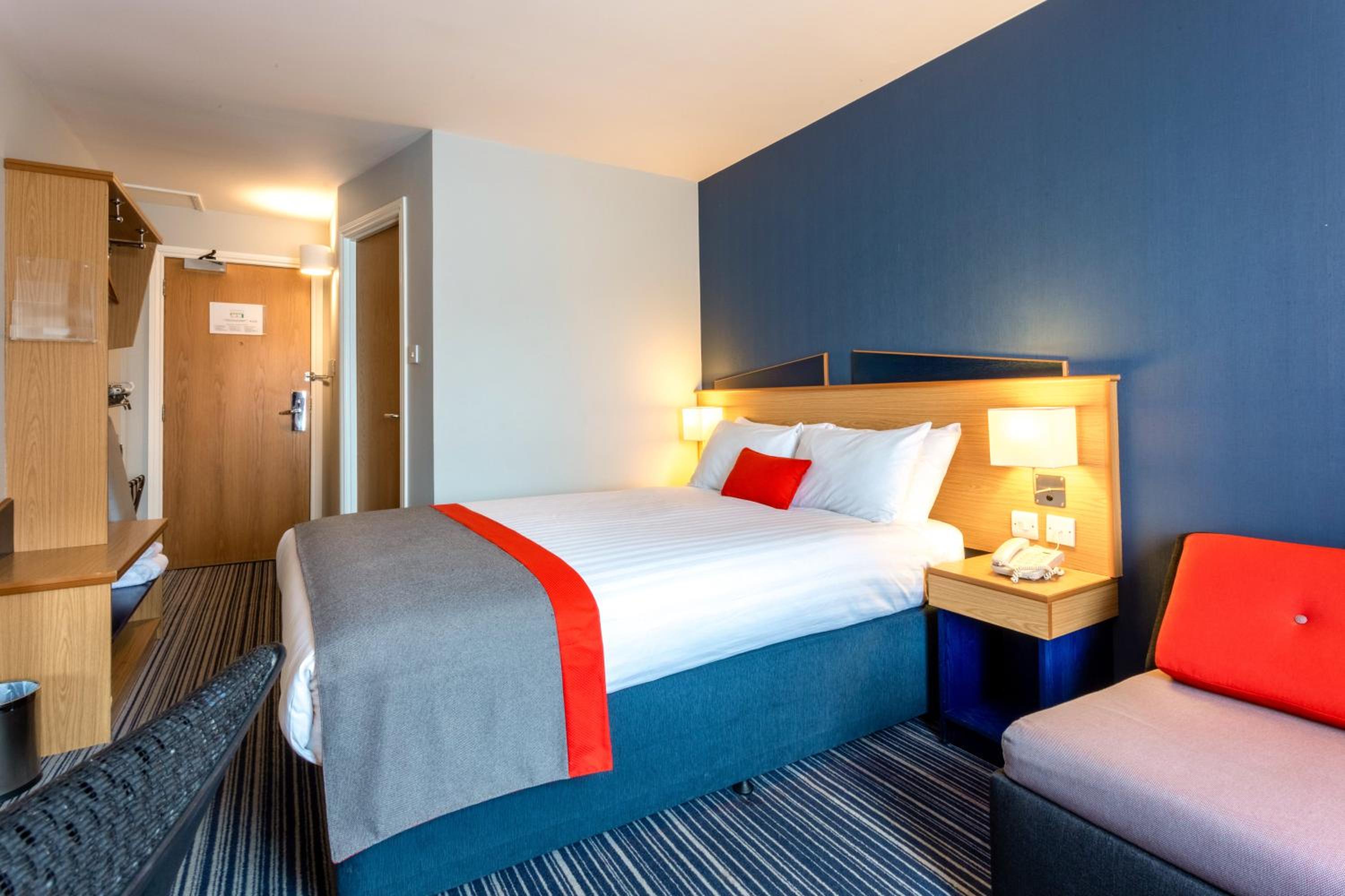 Standard Double Room with Sofa Bed and Free Hot Breakfast - Photo 1