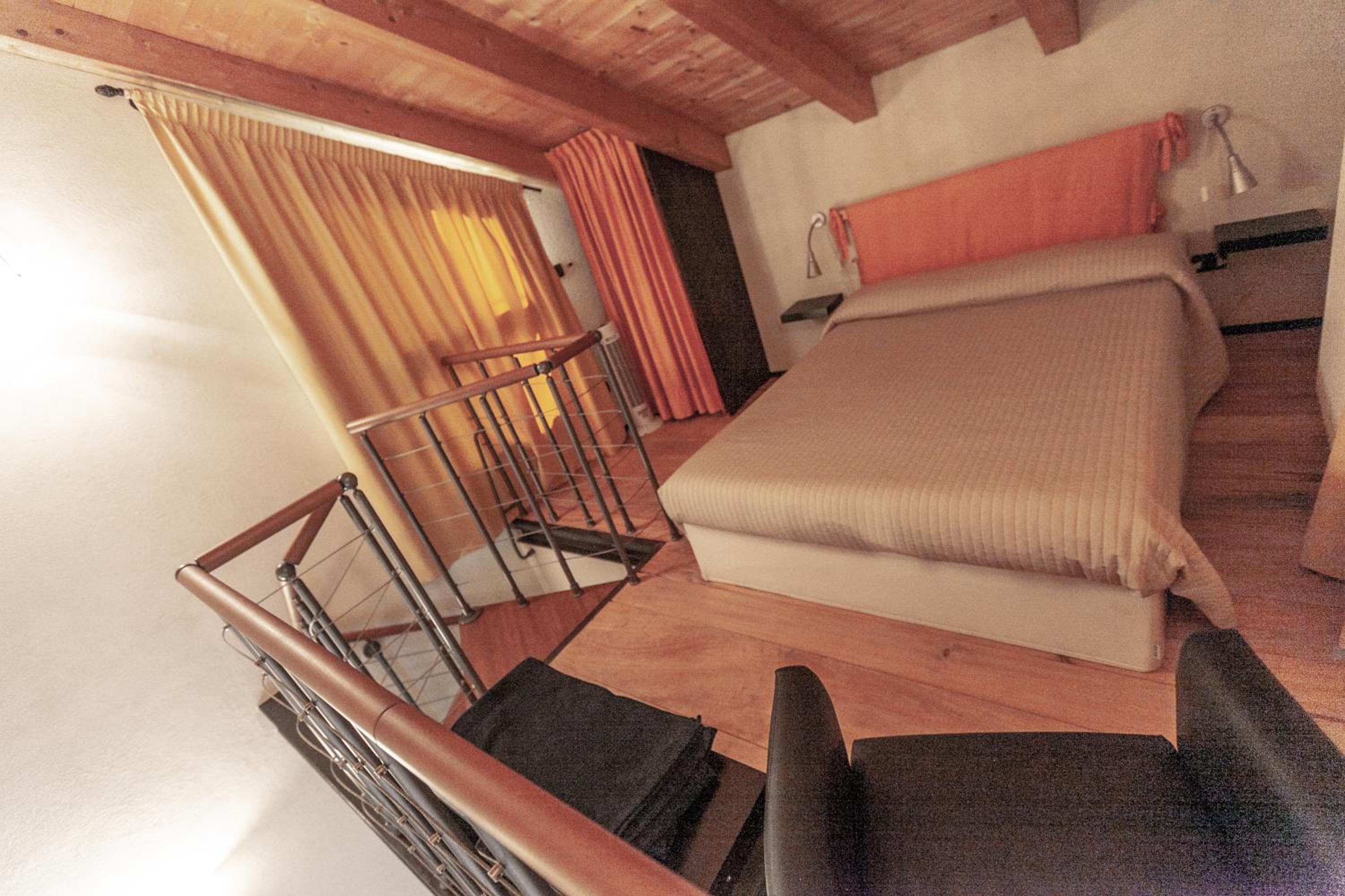 Studio - Split Level - Photo 12