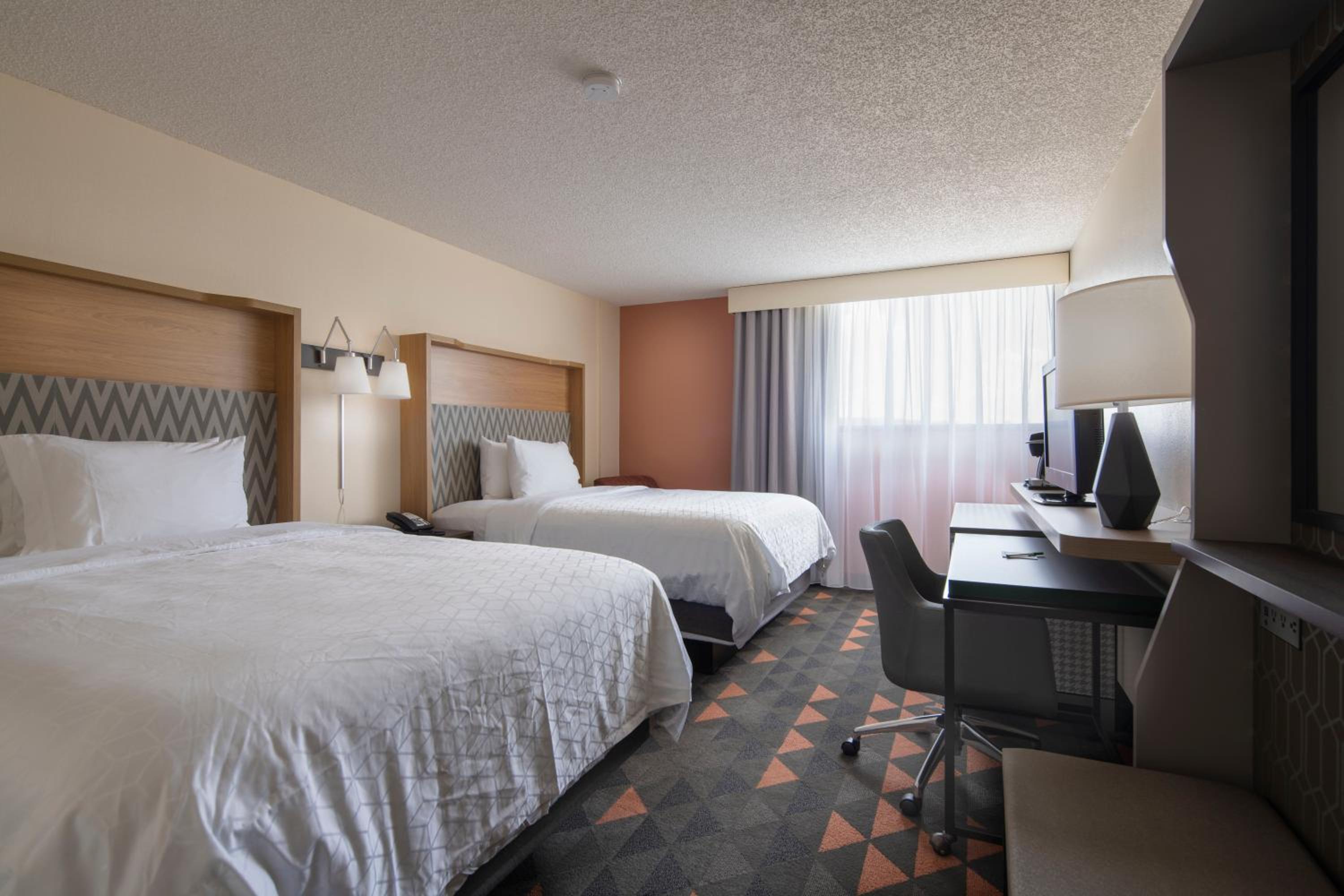 Standard Room with Two Queen Beds - Photo 5