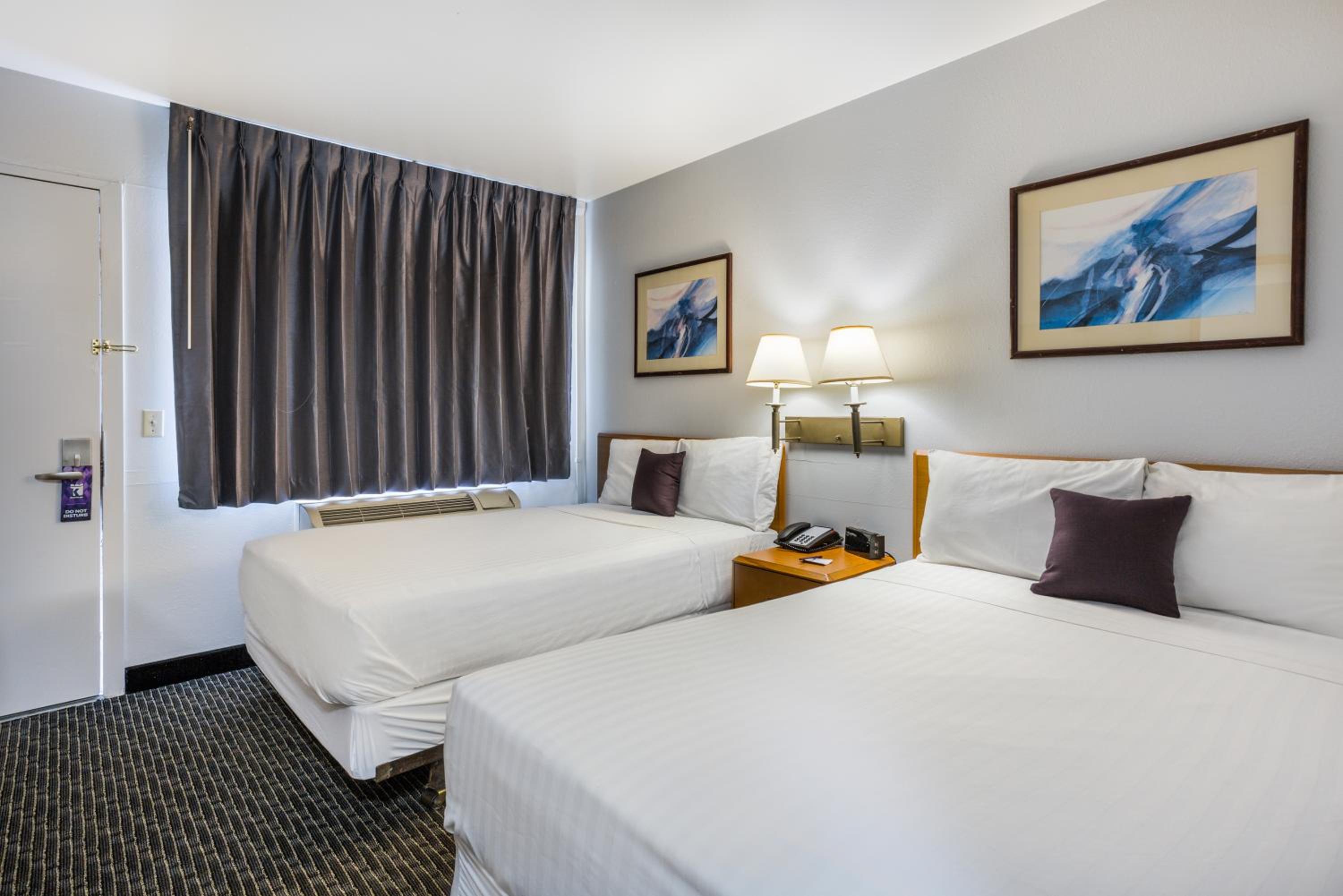 Double Room with Two Double Beds - Smoking photo 2