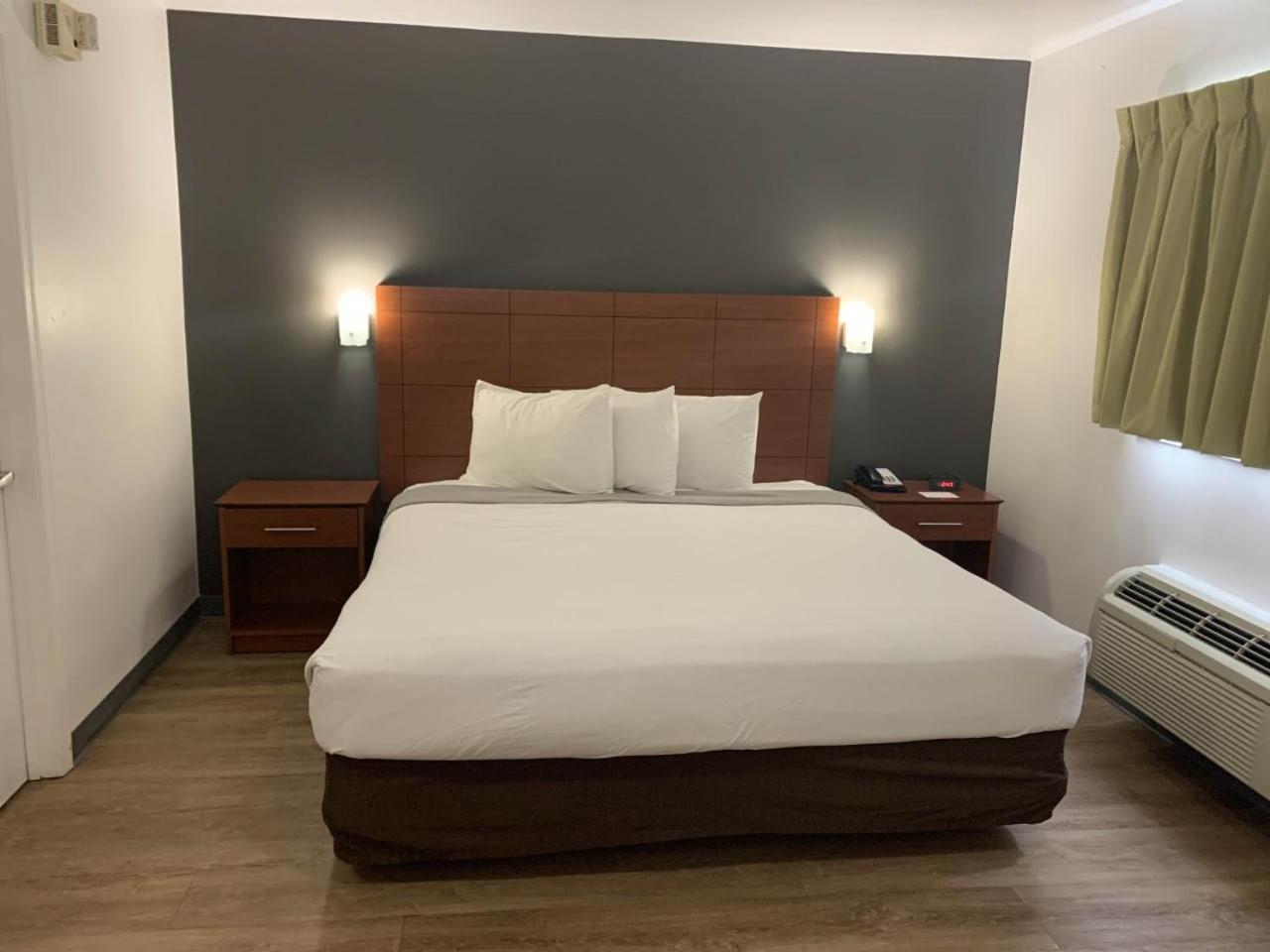 Deluxe Queen Room - Non-Smoking - Photo 1