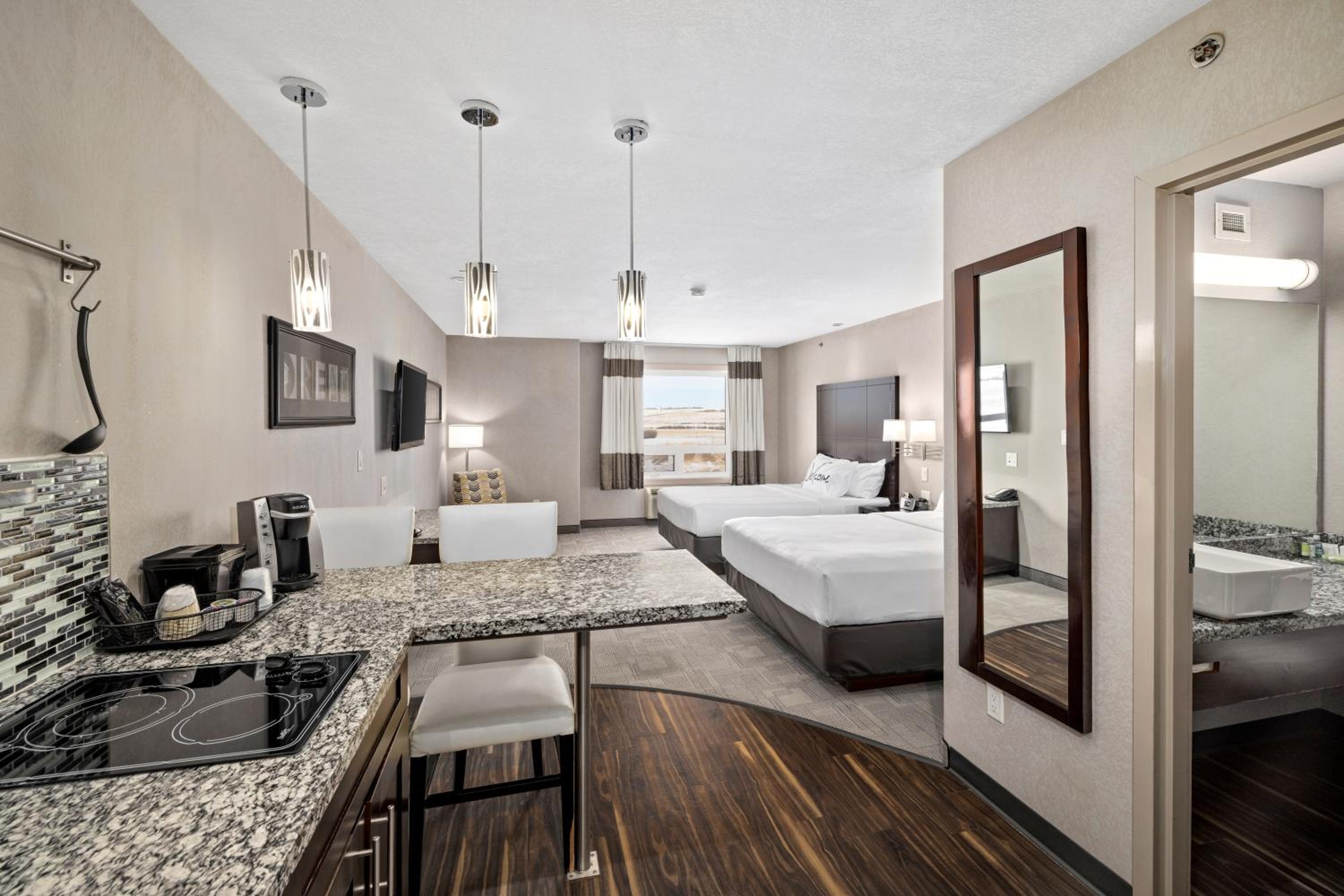 Queen Suite with Two Queen Beds photo 3