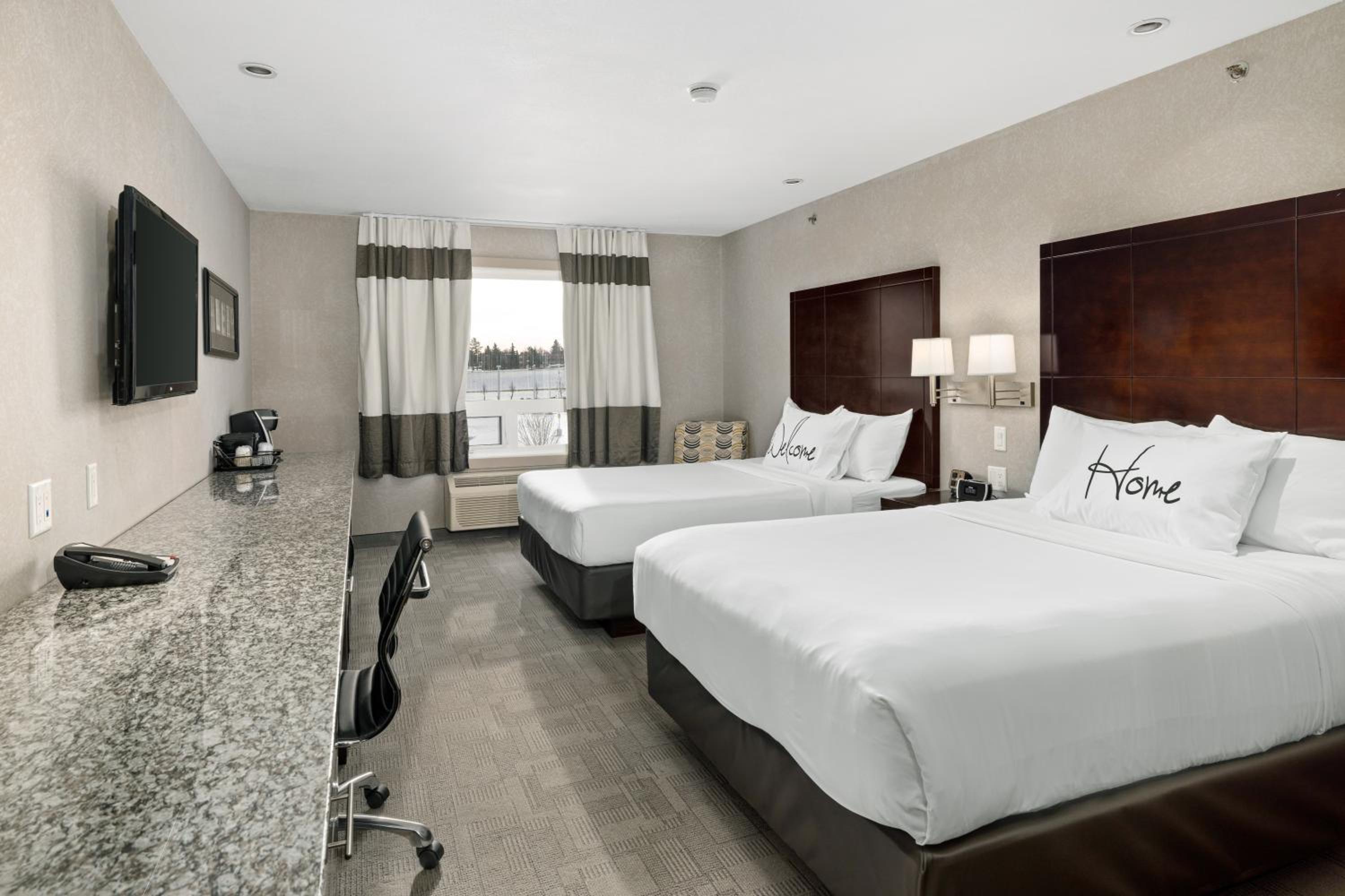 Queen Suite with Two Queen Beds photo 2