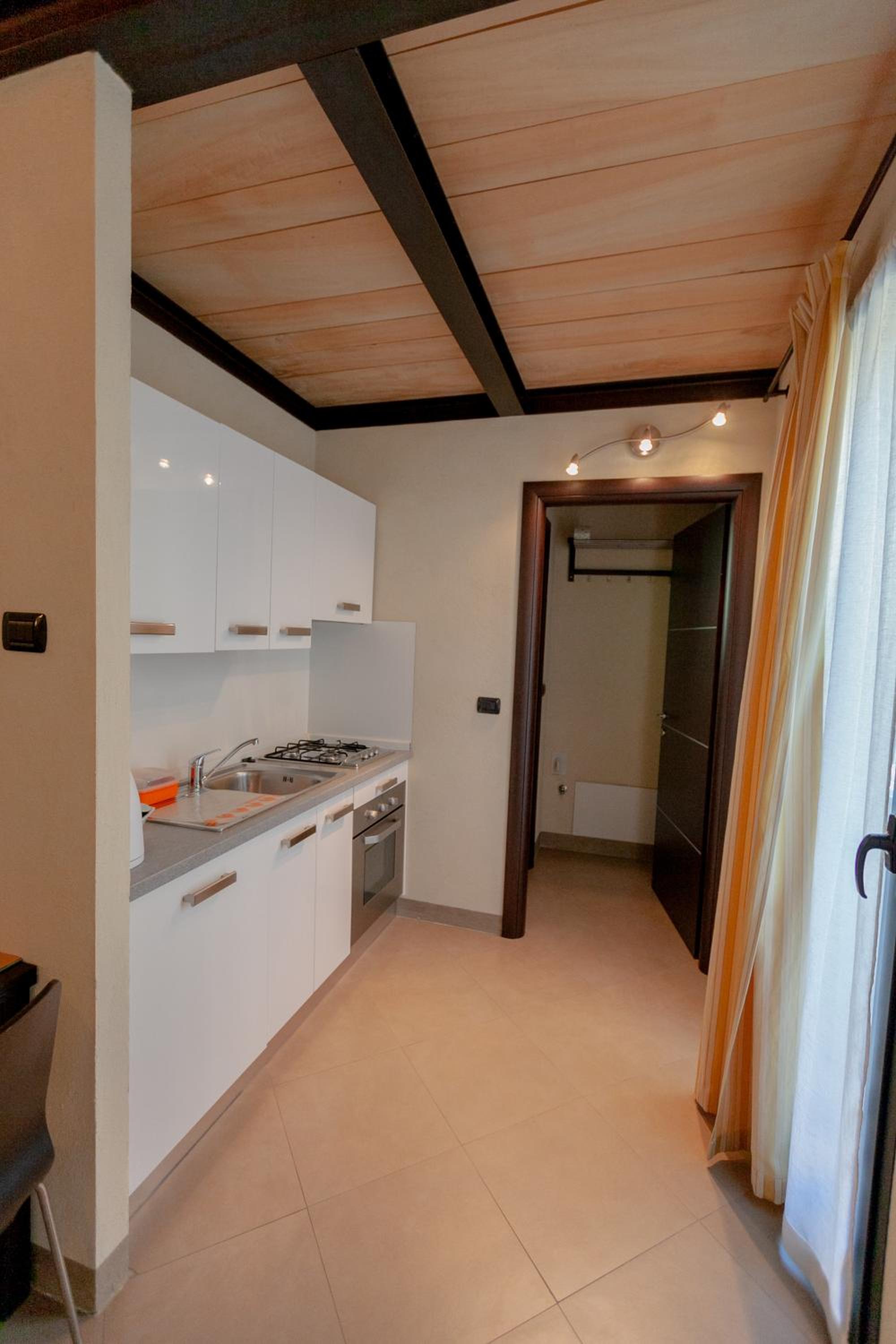 Studio - Split Level - Photo 2
