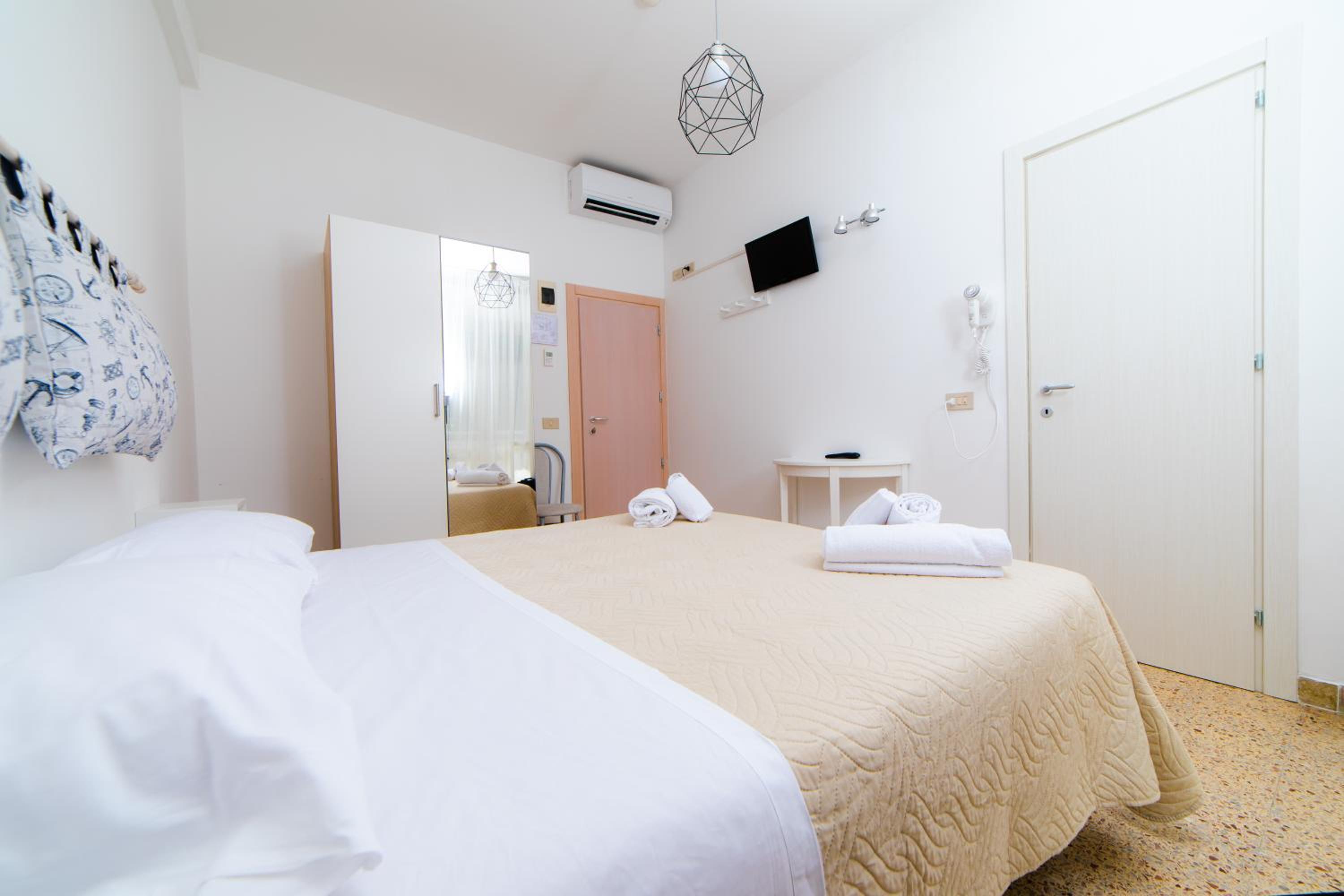 Small Double Room - Photo 4