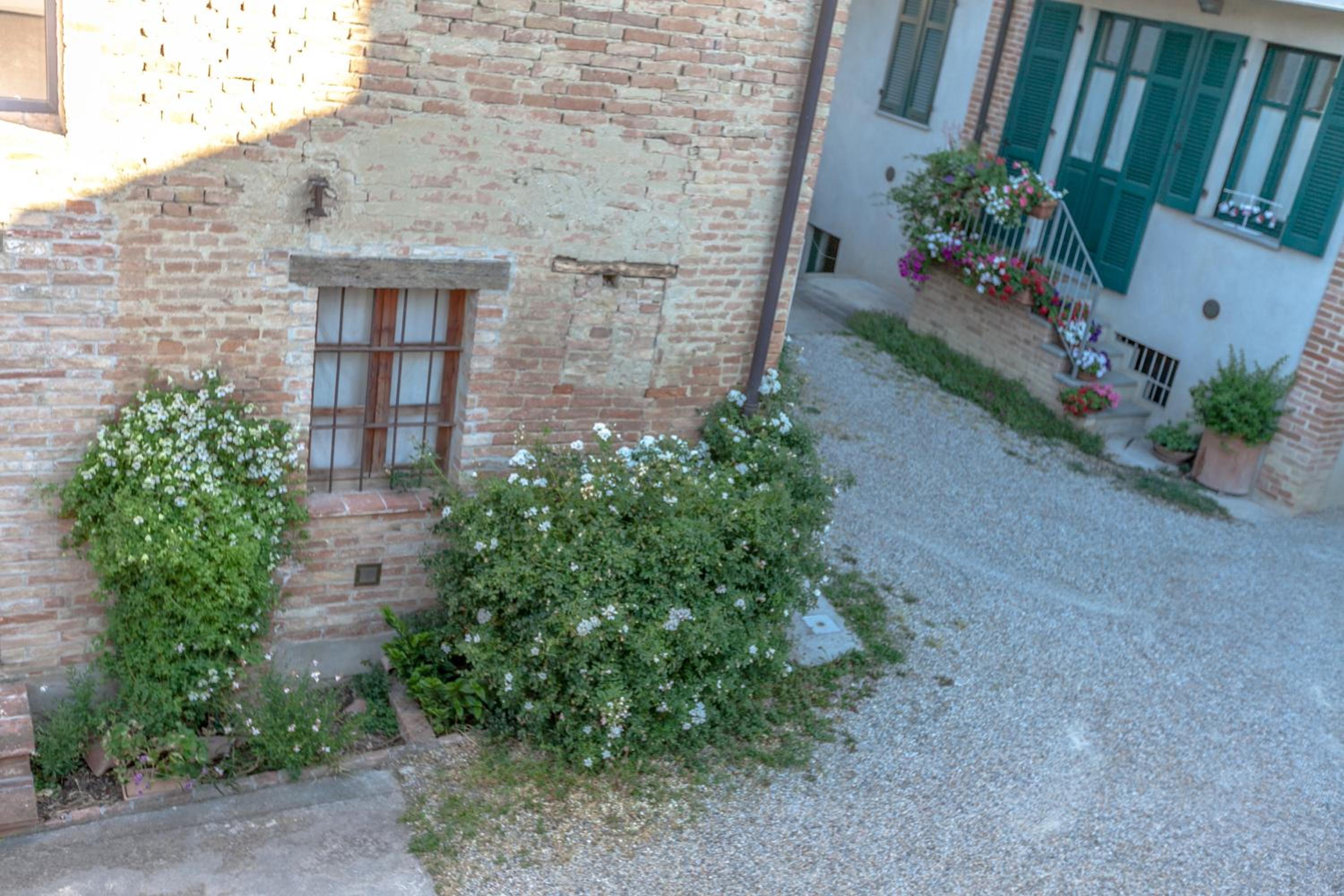 Studio - Split Level - Photo 27