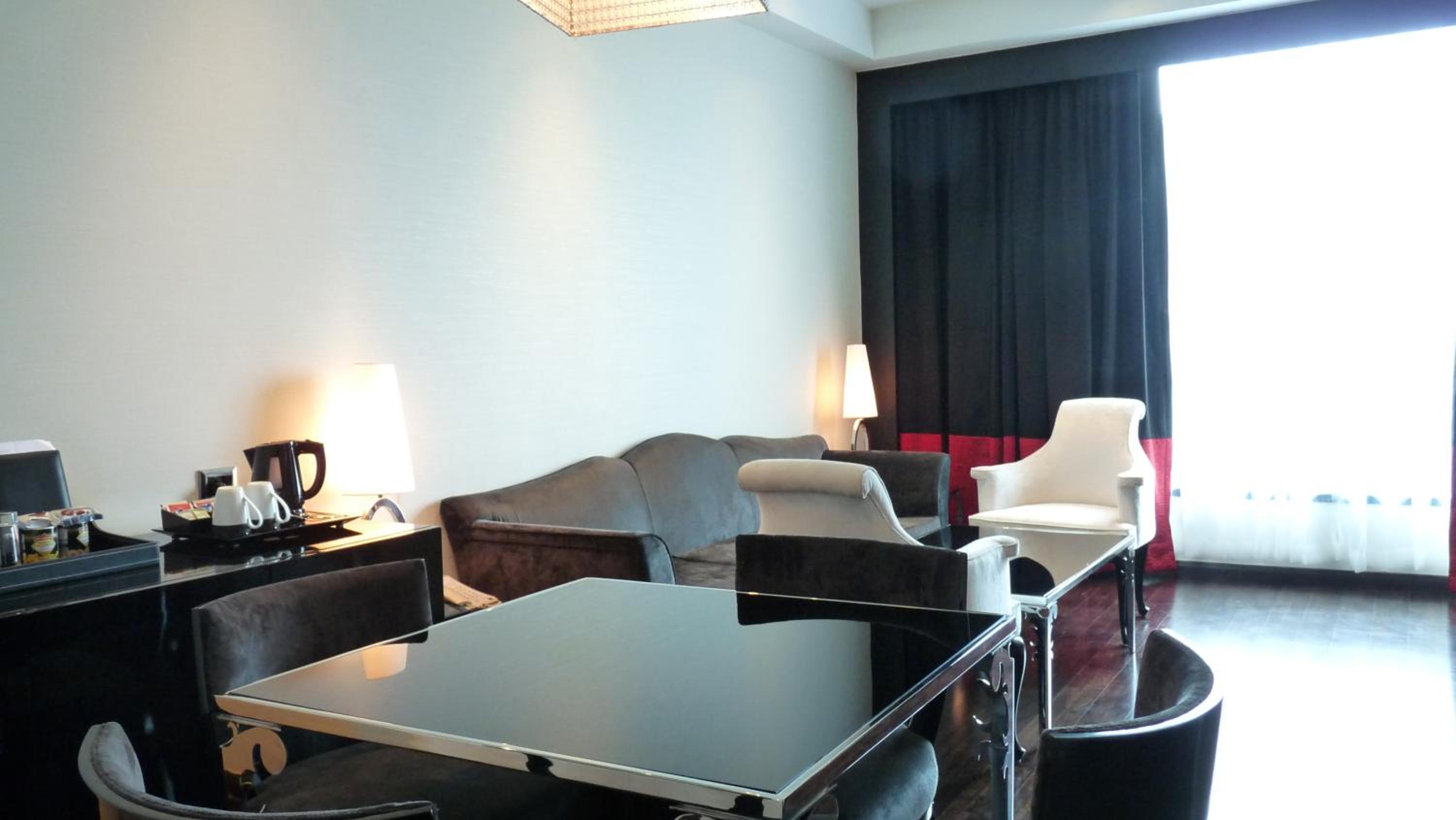 Executive suite-Buy 1 get 1 @ORO, INR 1000 credit with flexible Check-in – Check-out & comp airport drop - Photo 5
