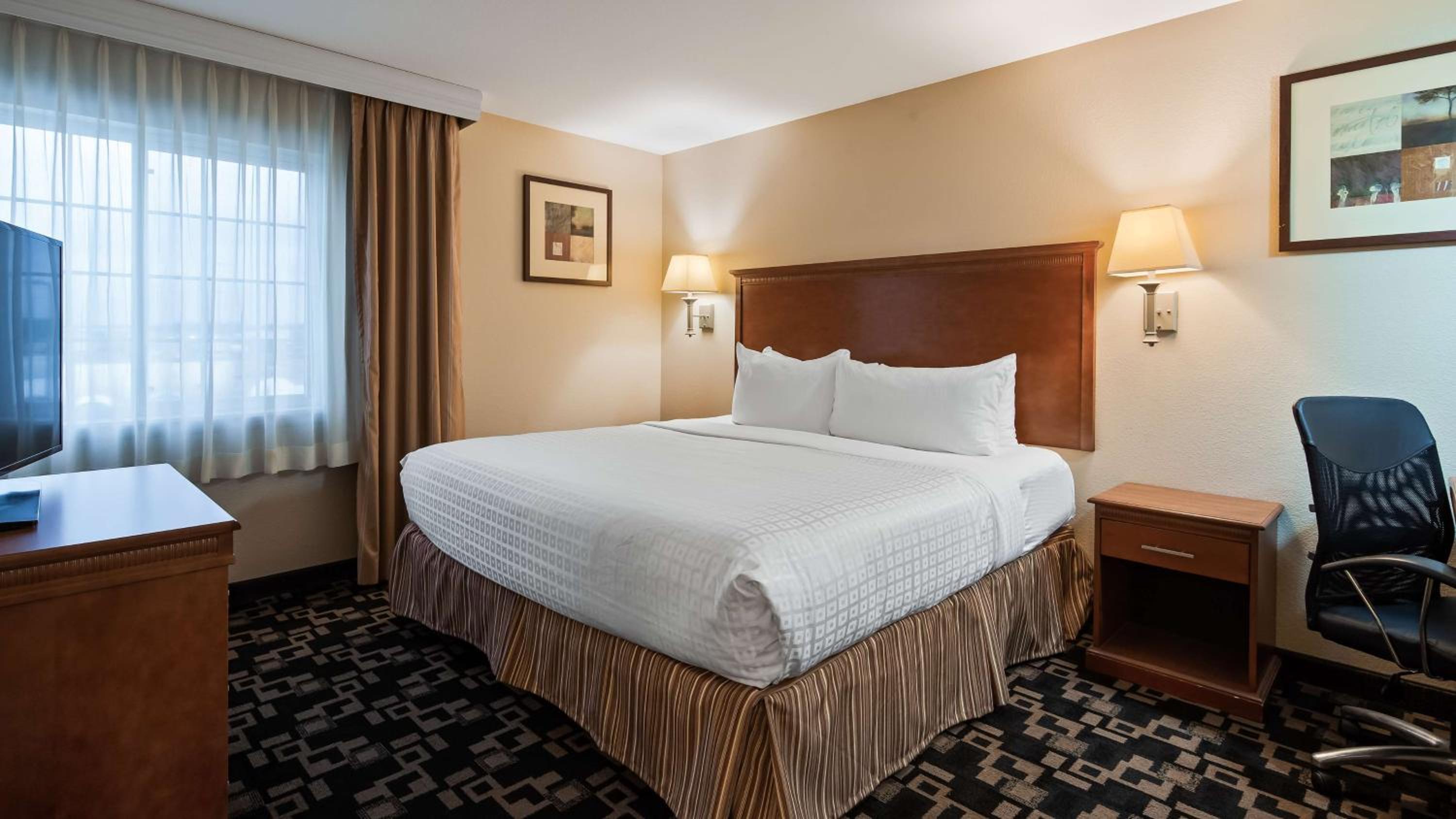 King Suite - Non-Smoking - Photo 2