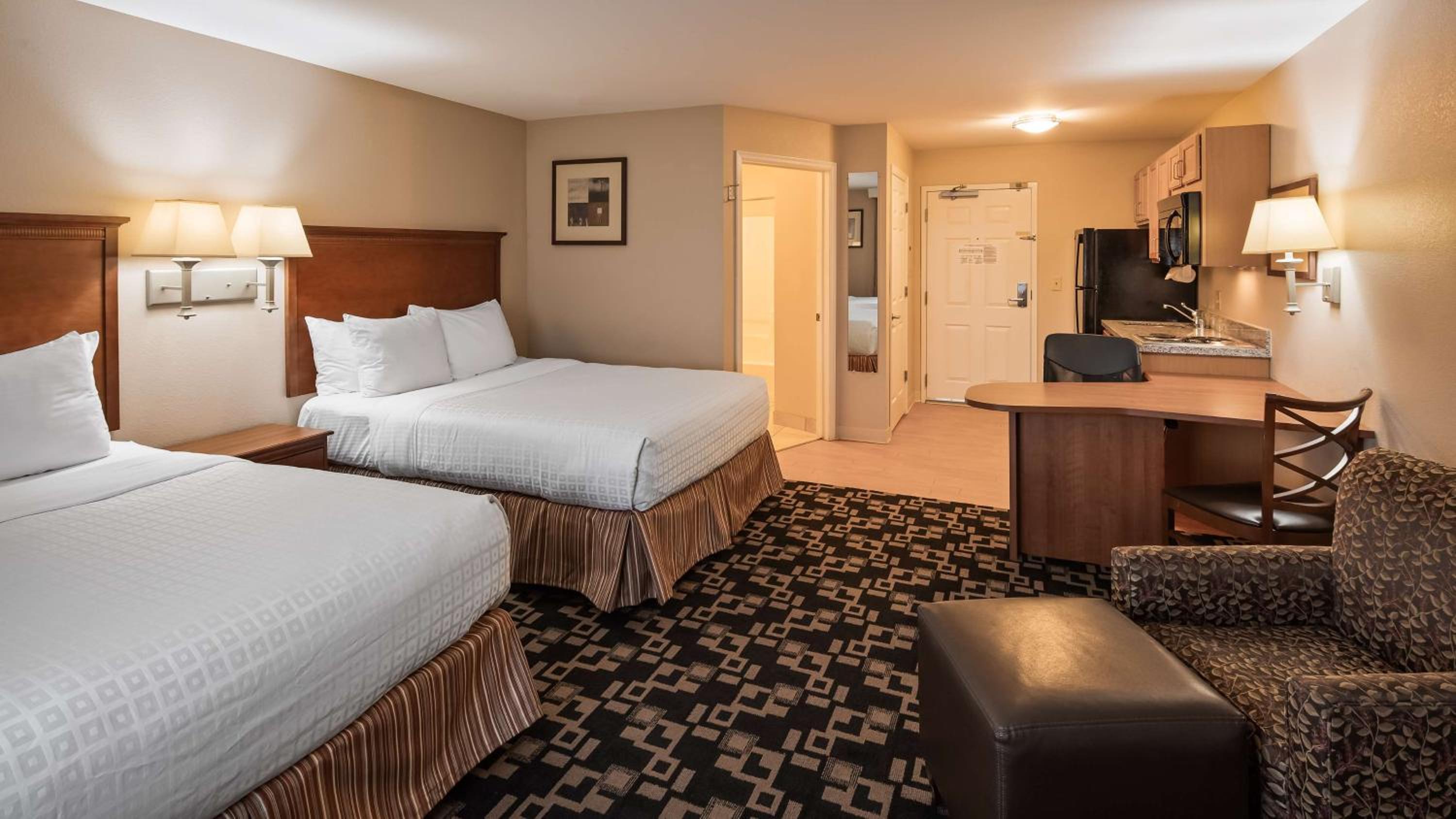 Queen Room with Two Queen Beds and Kitchenette - Non-Smoking - Photo 3