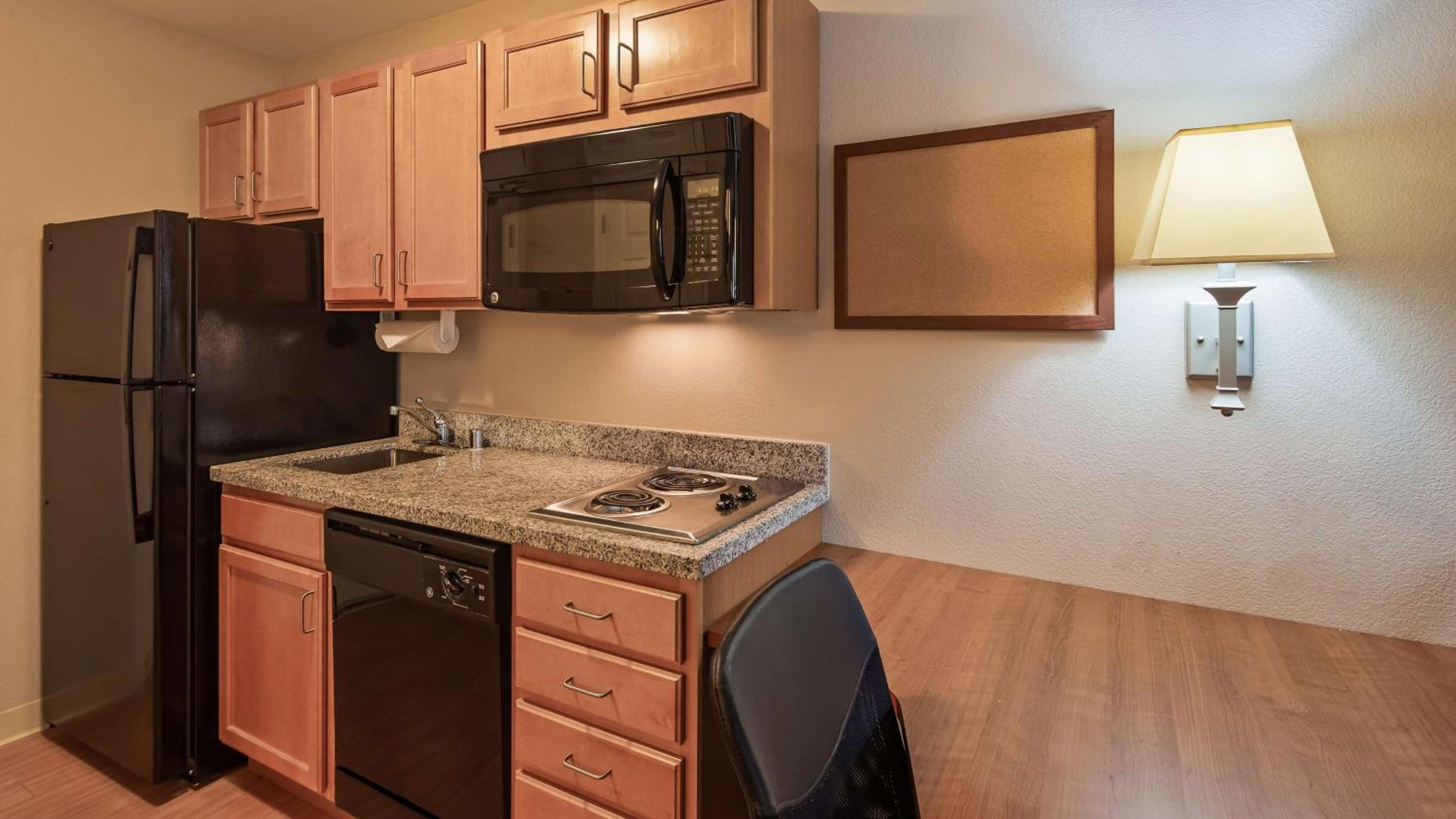 Queen Room with Two Queen Beds and Kitchenette - Non-Smoking - Photo 2