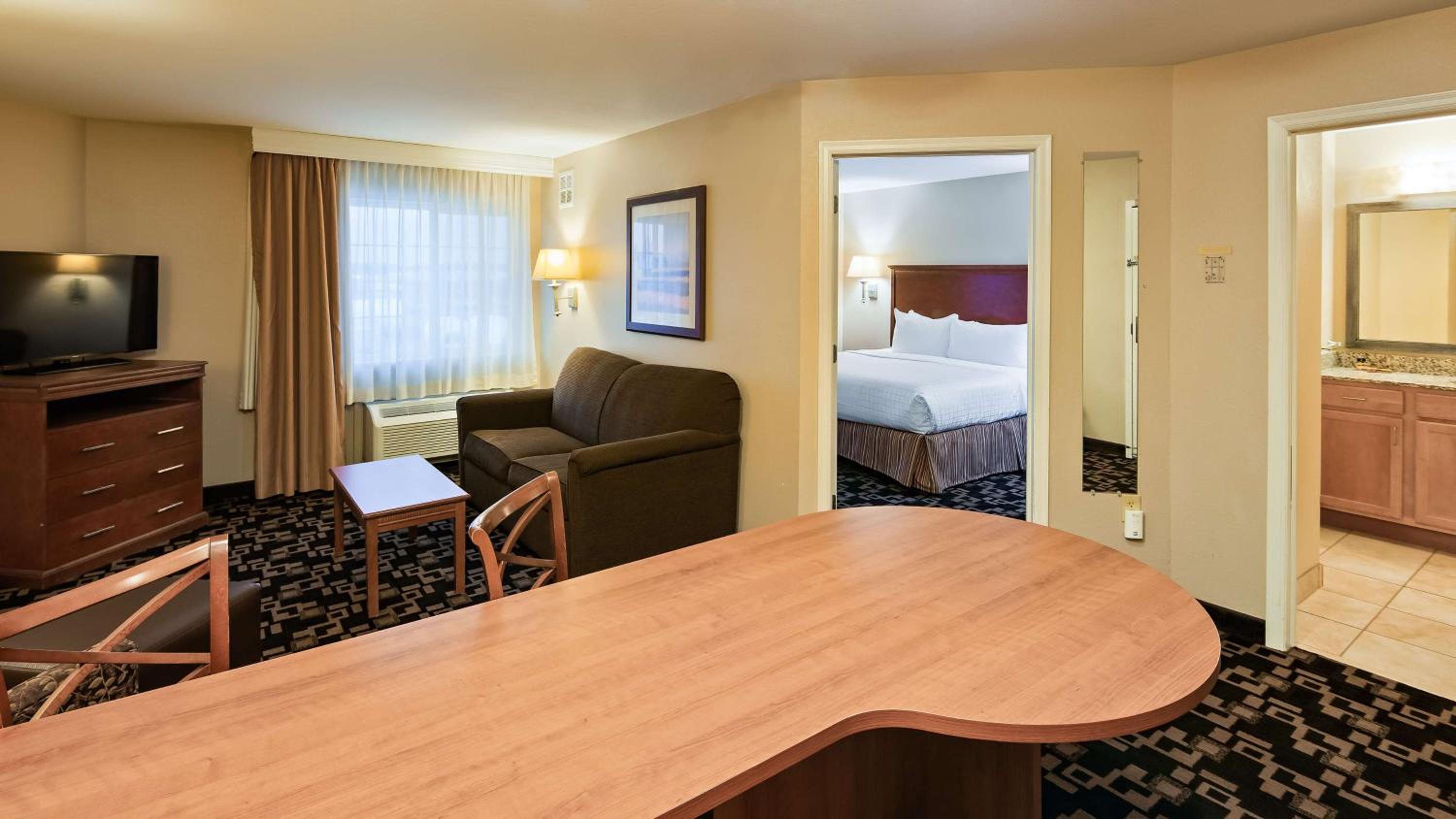 King Suite - Non-Smoking - Photo 4