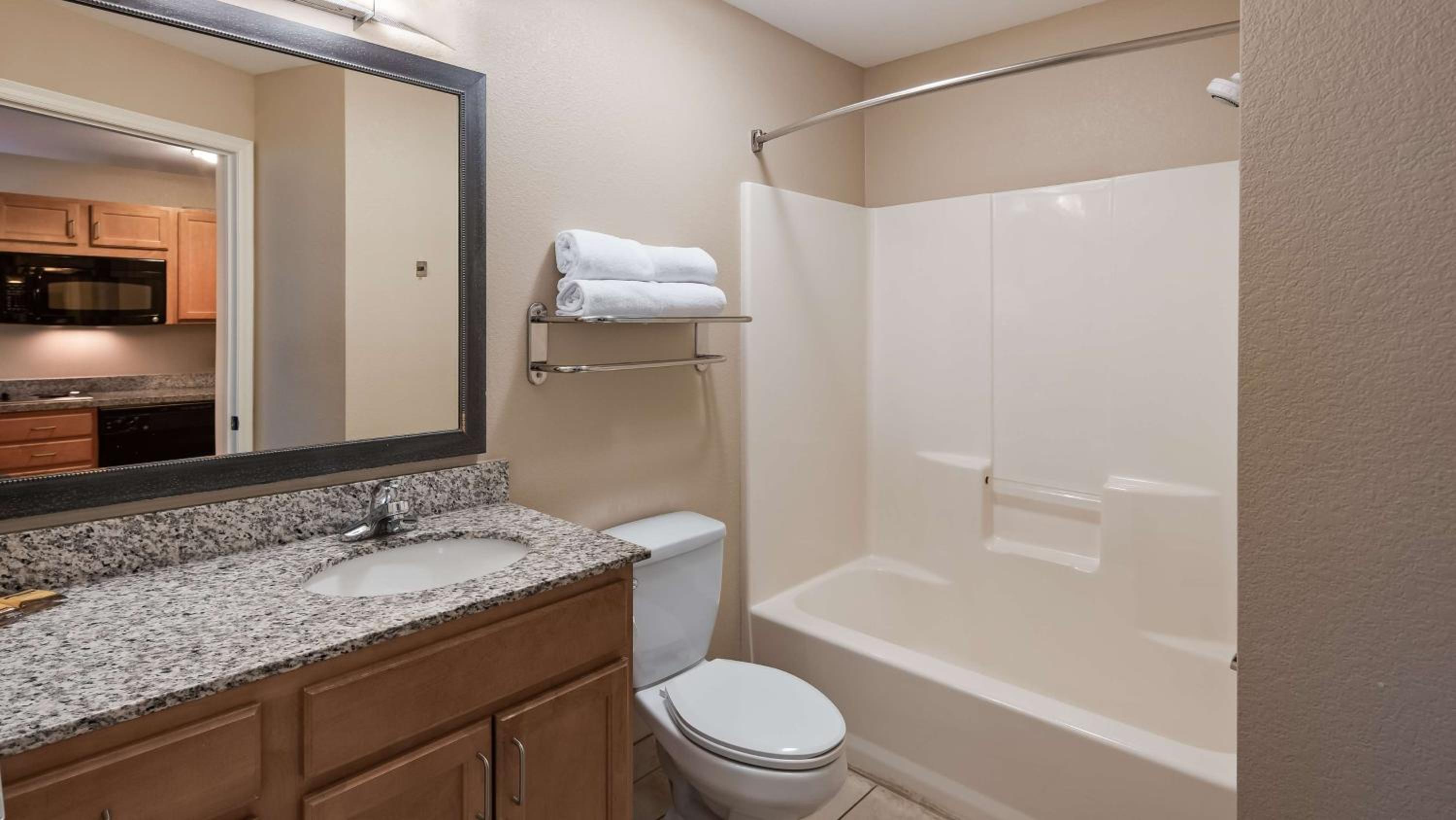 Queen Room with Two Queen Beds and Kitchenette - Non-Smoking - Photo 4