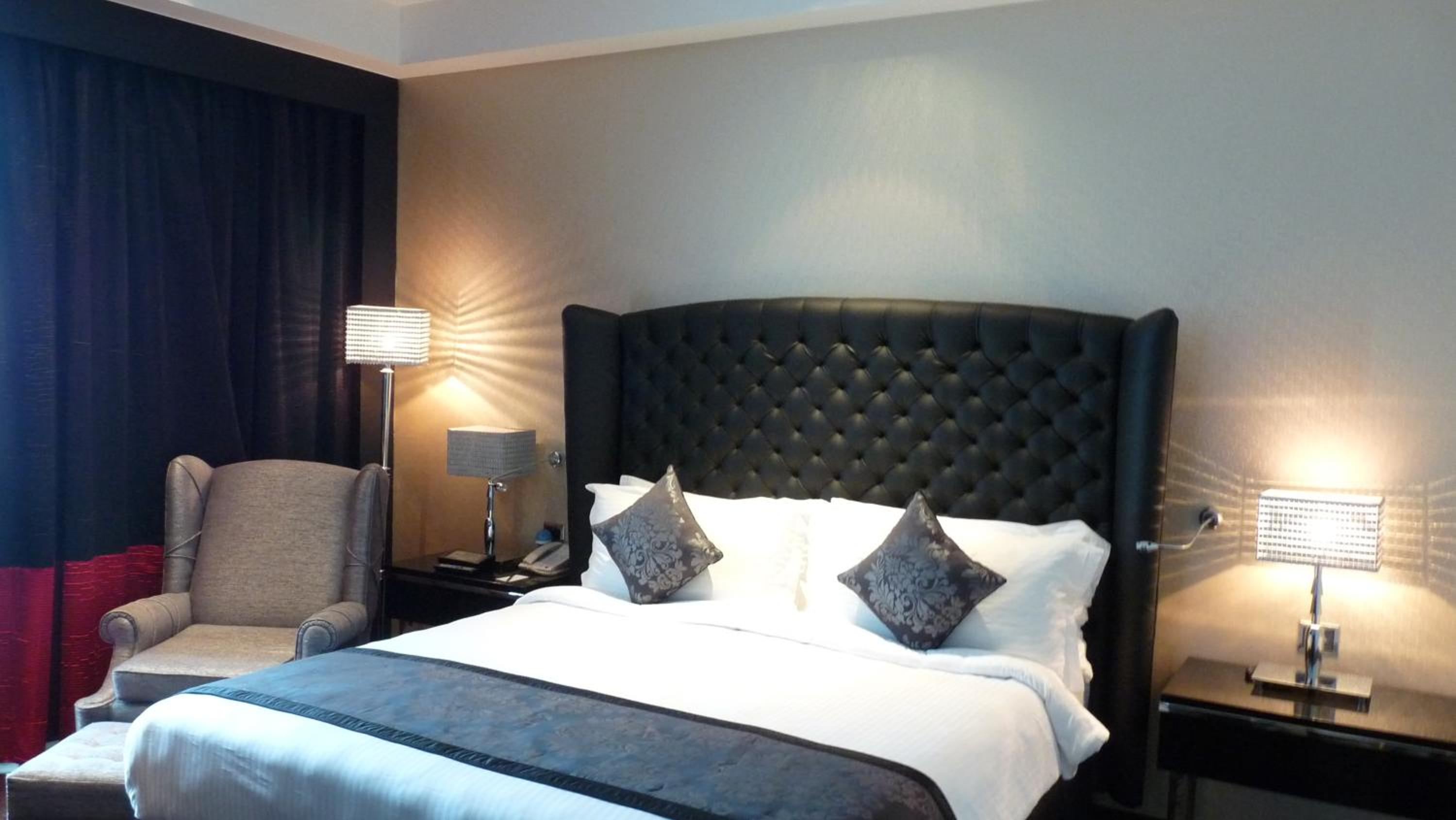 Executive suite-Buy 1 get 1 @ORO, INR 1000 credit with flexible Check-in – Check-out & comp airport drop - Photo 4