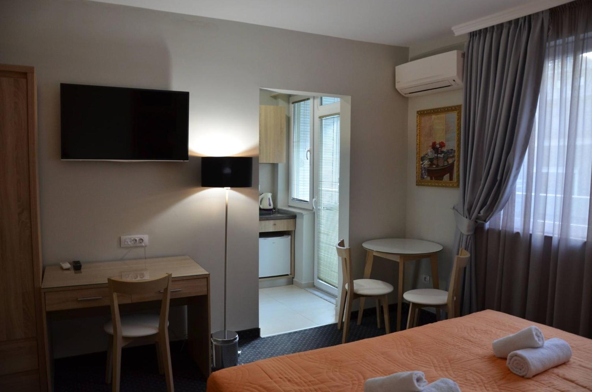 One-Bedroom Apartment - Photo 2
